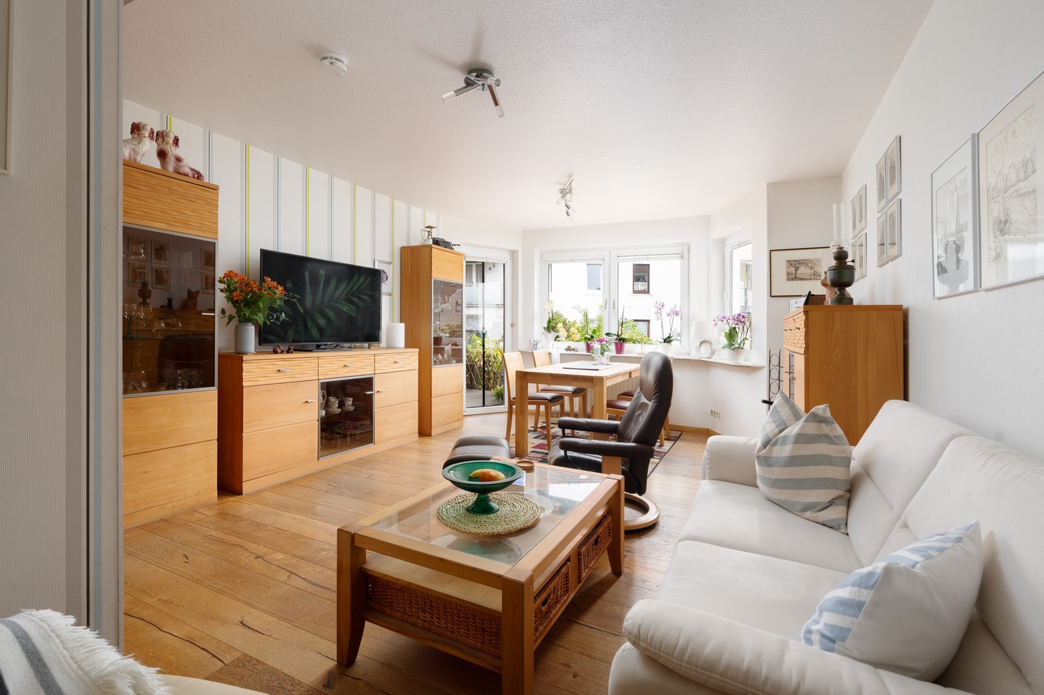 Terrassenwohnung in Bremen Gröpelingen mit eigenem Stellplatz — Wohnzimmer