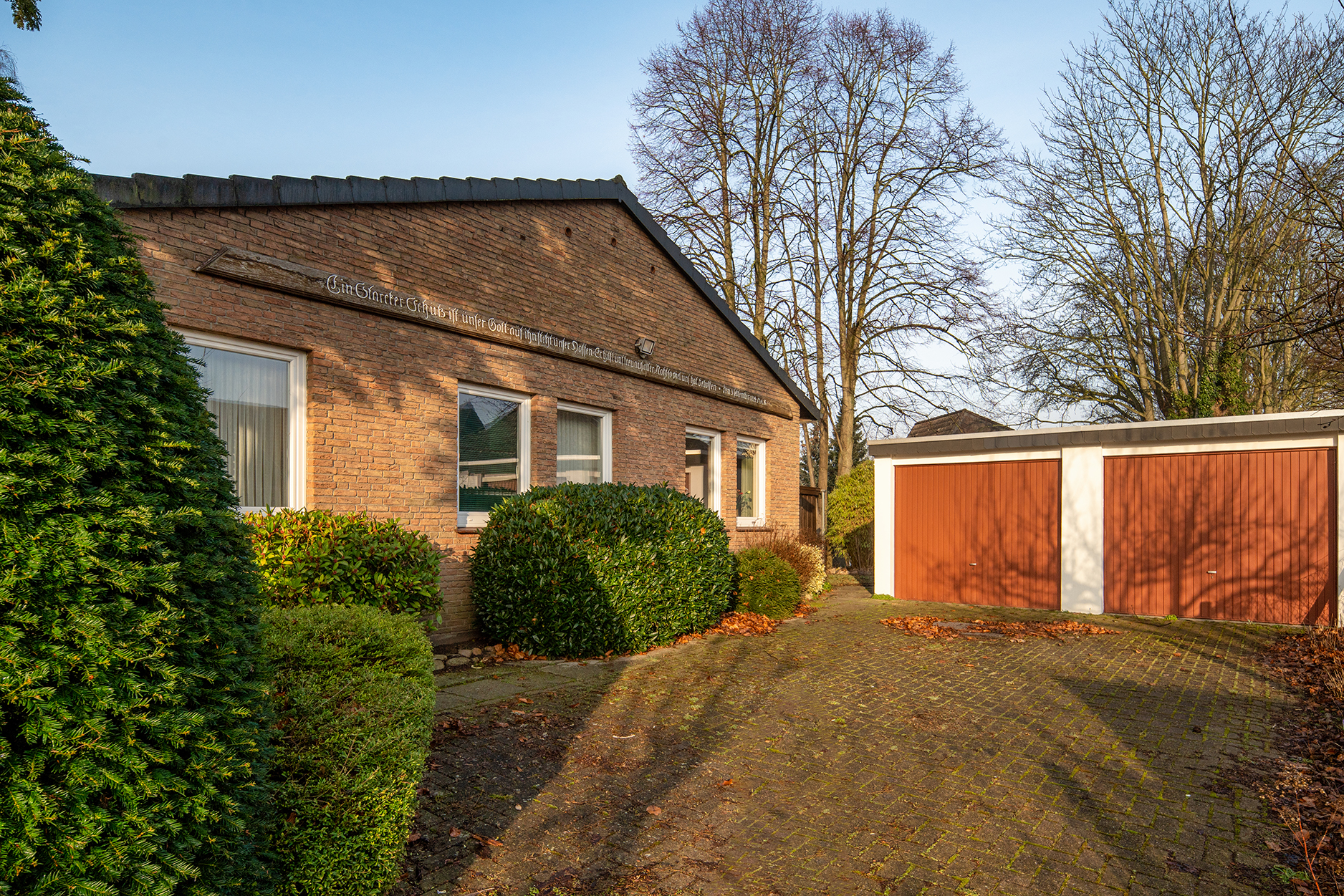 Bungalow in bevorzugter Wohnlage — Seitenansicht 2 Garagen