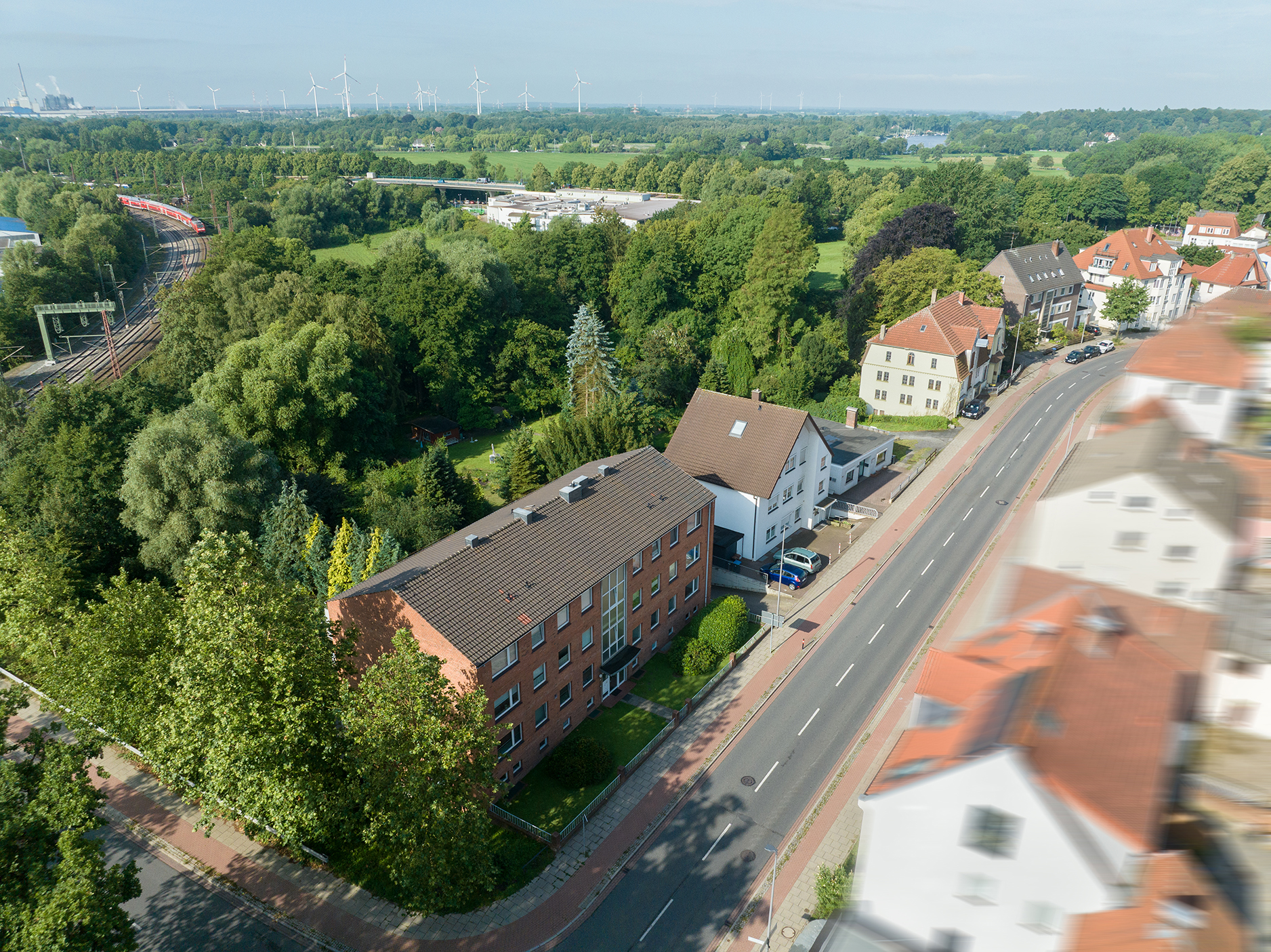 11-Parteienhaus mit 6 Garagen in Bremen Burgdamm — Drohnenaufnahme