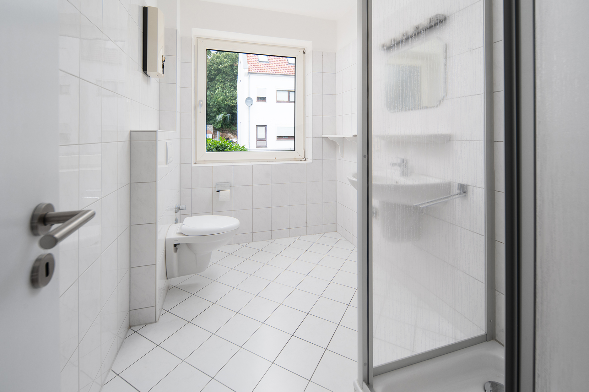 11-Parteienhaus mit 6 Garagen in Bremen Burgdamm — Badezimmer WE EG
