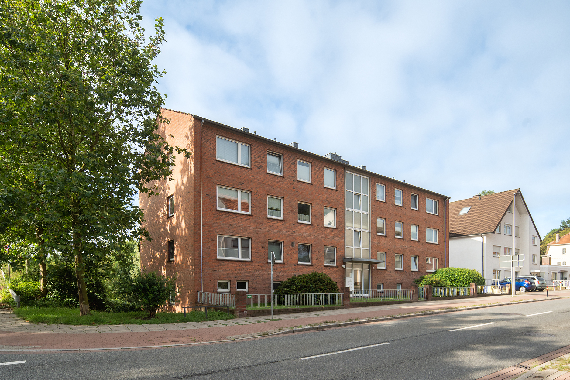 11-Parteienhaus mit 6 Garagen in Bremen Burgdamm — Außenaufnahme
