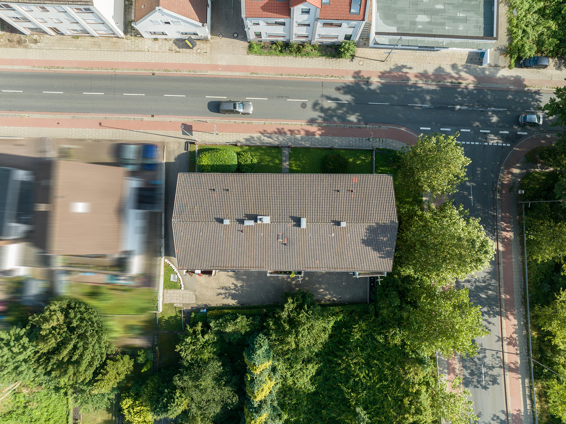 11-Parteienhaus mit 6 Garagen in Bremen Burgdamm — Drohnenaufnahme