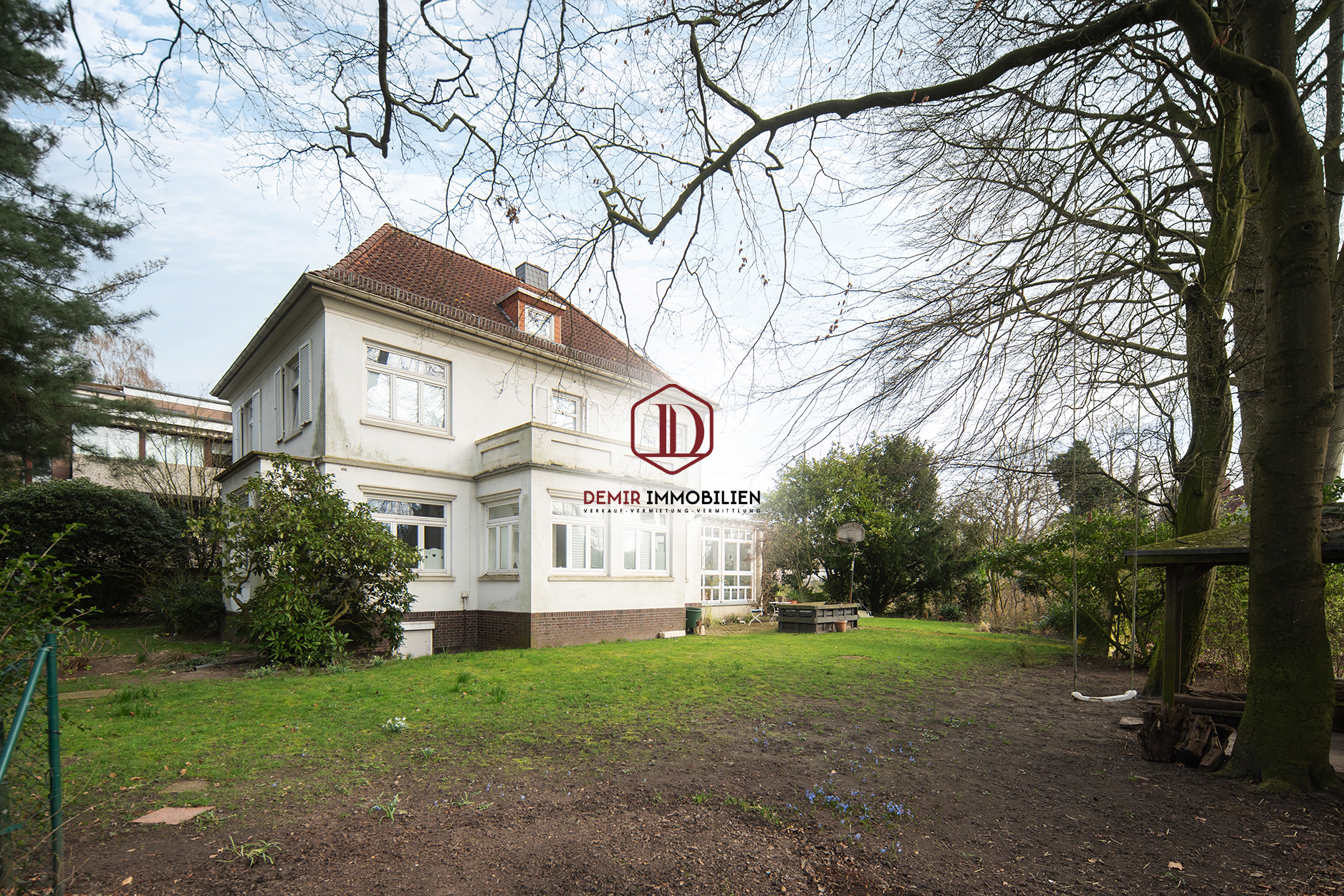 Großzügiges Einfamilienhaus in attraktiver Lage — Titelbild