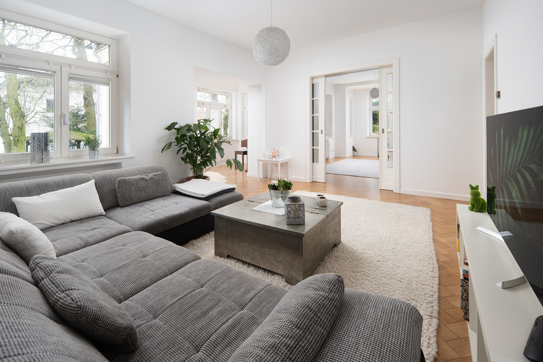 Großzügiges Einfamilienhaus in attraktiver Lage — Wohnzimmer Raum 1