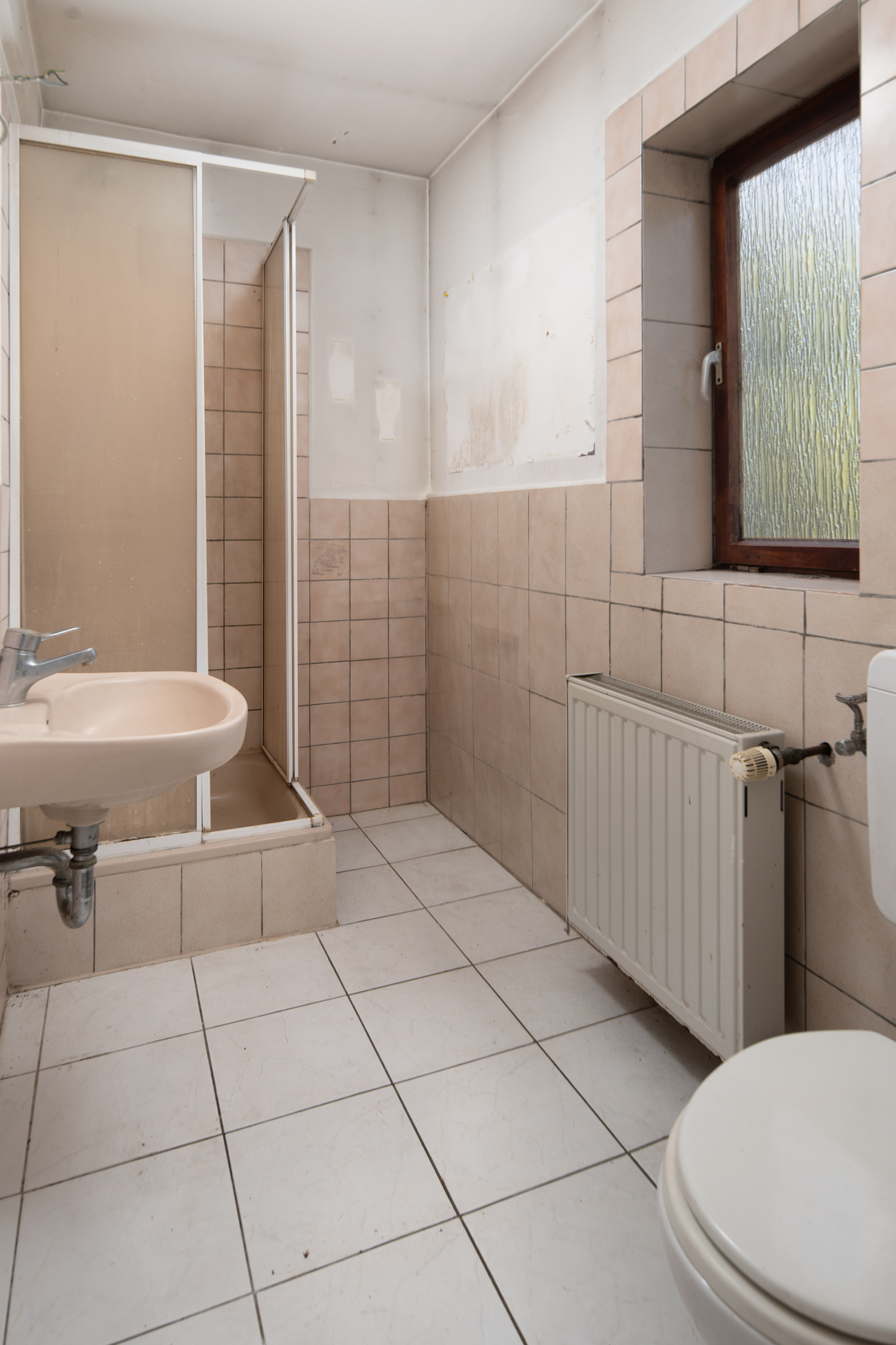 Einfamilienhaus mit 2 weiteren WE auf einem Traumgrundstück — Badezimmer Einliegerwohnung