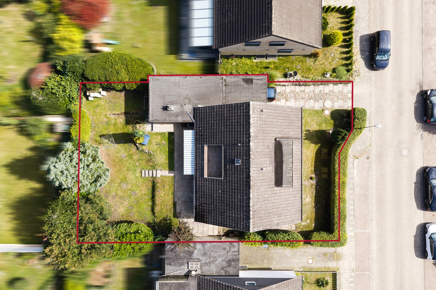 Großzügiges und modernisiertes Ein bis Zweifamilienhaus mit vielseitigen Nutzungsmöglichkeiten — Drohnenaufnahme