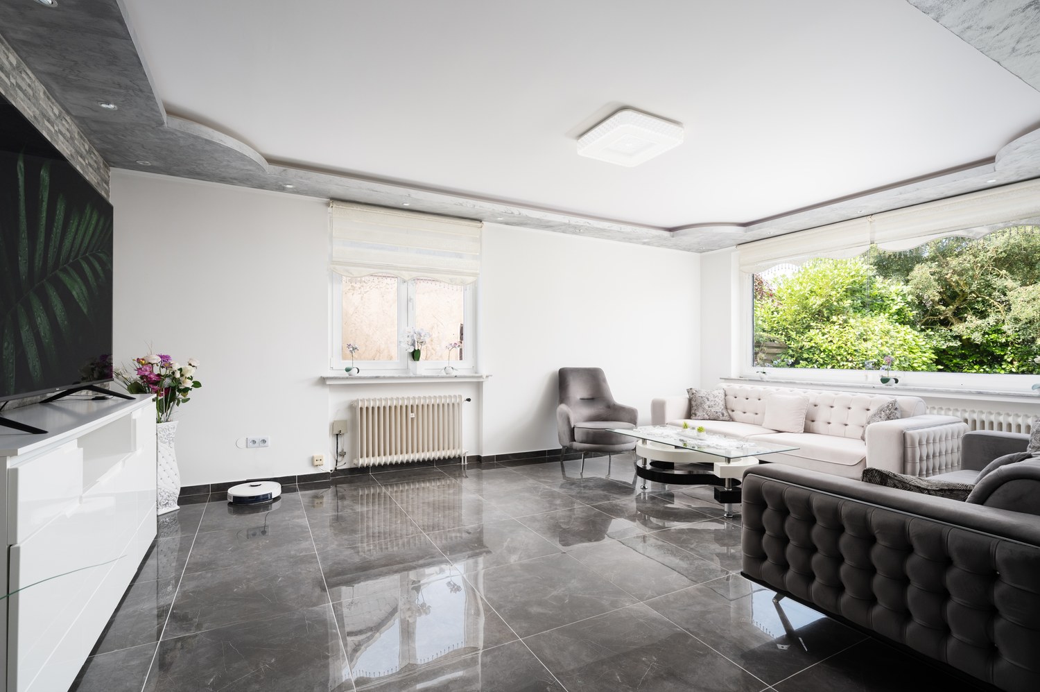 Großzügiges und modernisiertes Ein bis Zweifamilienhaus mit vielseitigen Nutzungsmöglichkeiten — Wohnzimmer