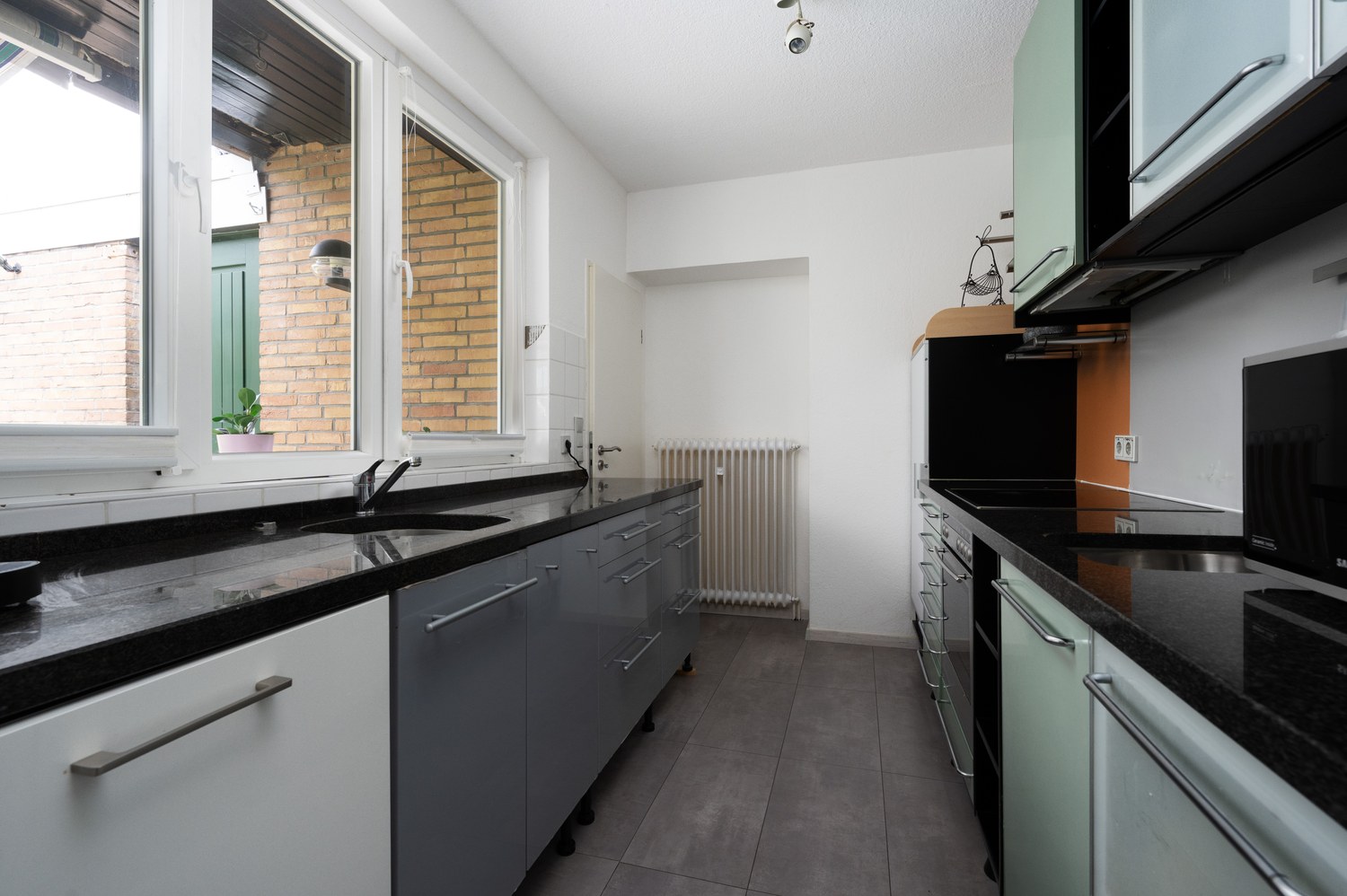 Großzügiges und modernisiertes Ein bis Zweifamilienhaus mit vielseitigen Nutzungsmöglichkeiten — Küche