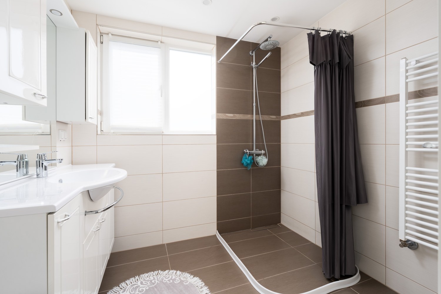 Großzügiges und modernisiertes Ein bis Zweifamilienhaus mit vielseitigen Nutzungsmöglichkeiten — Badezimmer