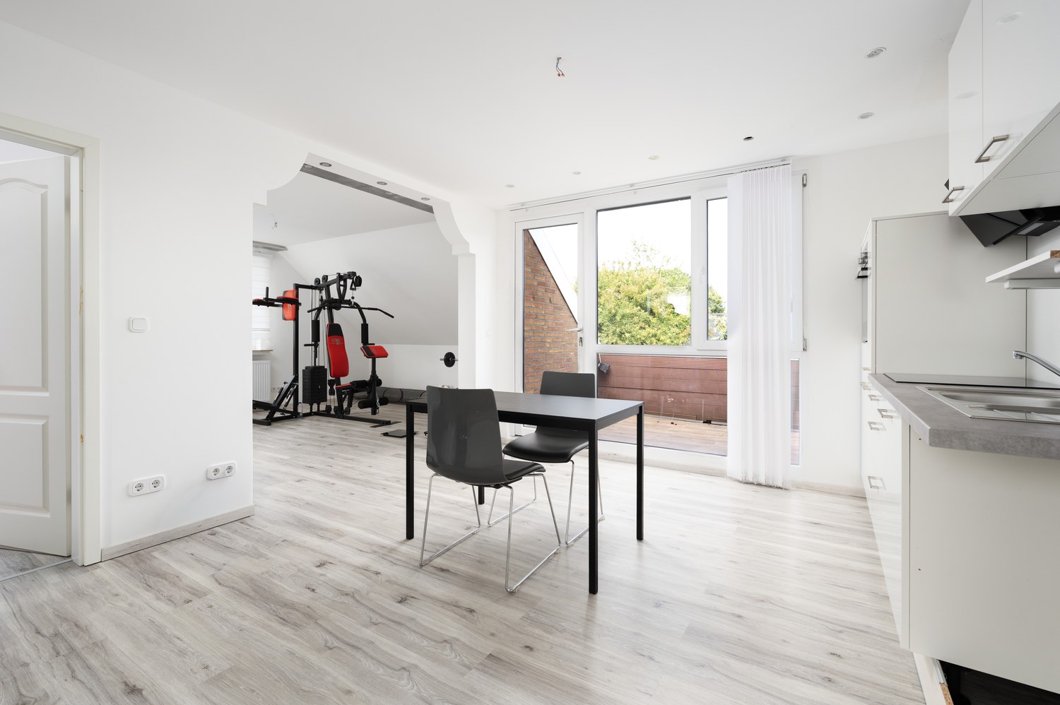 Großzügiges und modernisiertes Ein bis Zweifamilienhaus mit vielseitigen Nutzungsmöglichkeiten — Wohn Esszimmer
