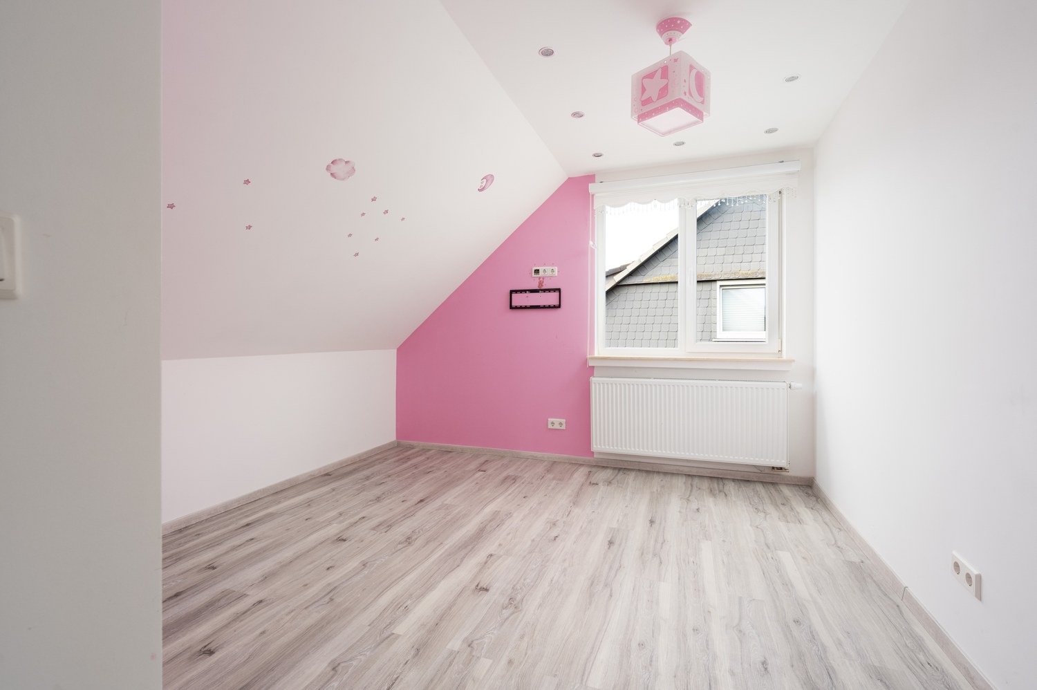 Großzügiges und modernisiertes Ein bis Zweifamilienhaus mit vielseitigen Nutzungsmöglichkeiten — Schlafzimmer