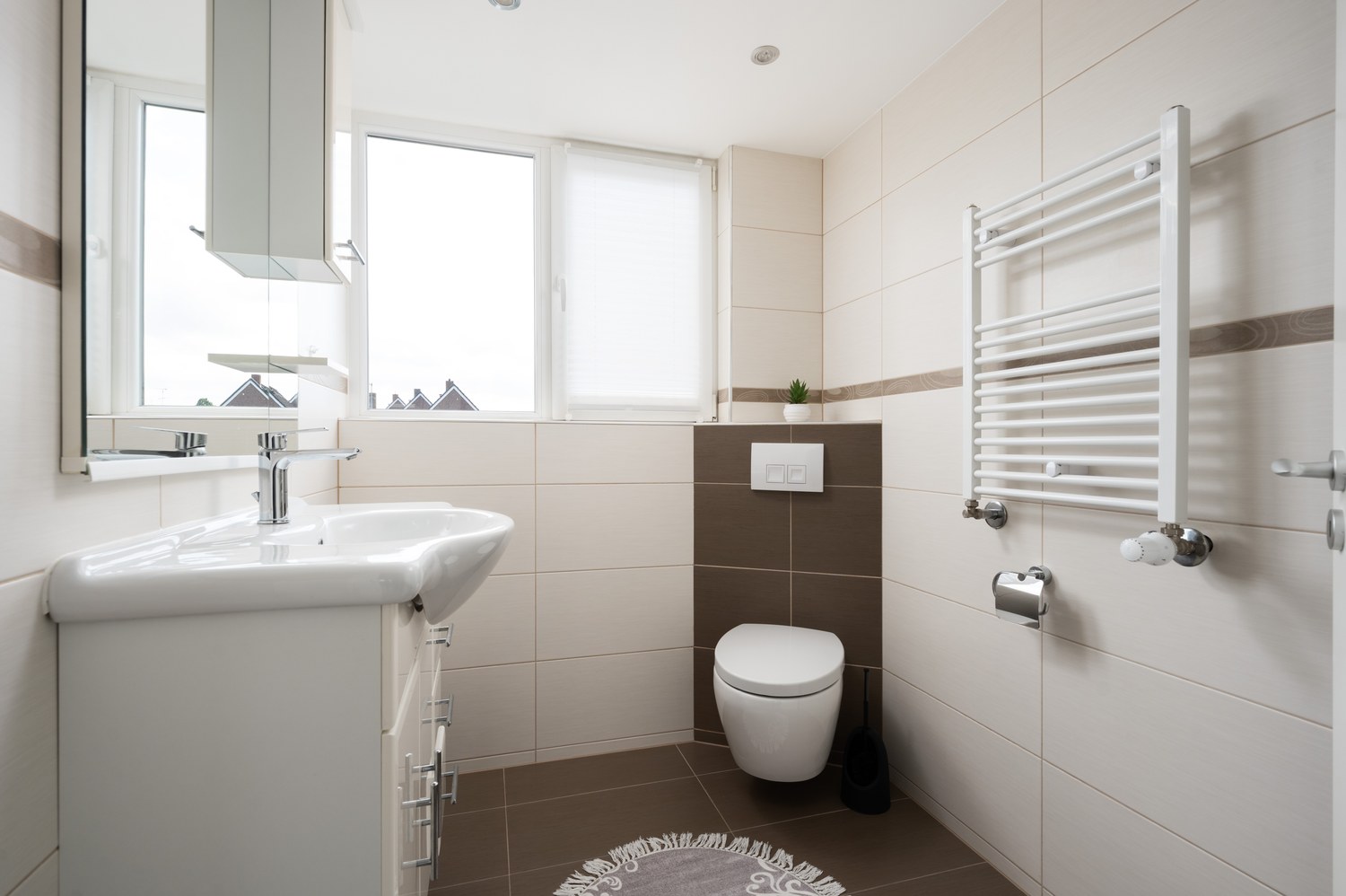 Großzügiges und modernisiertes Ein bis Zweifamilienhaus mit vielseitigen Nutzungsmöglichkeiten — WC