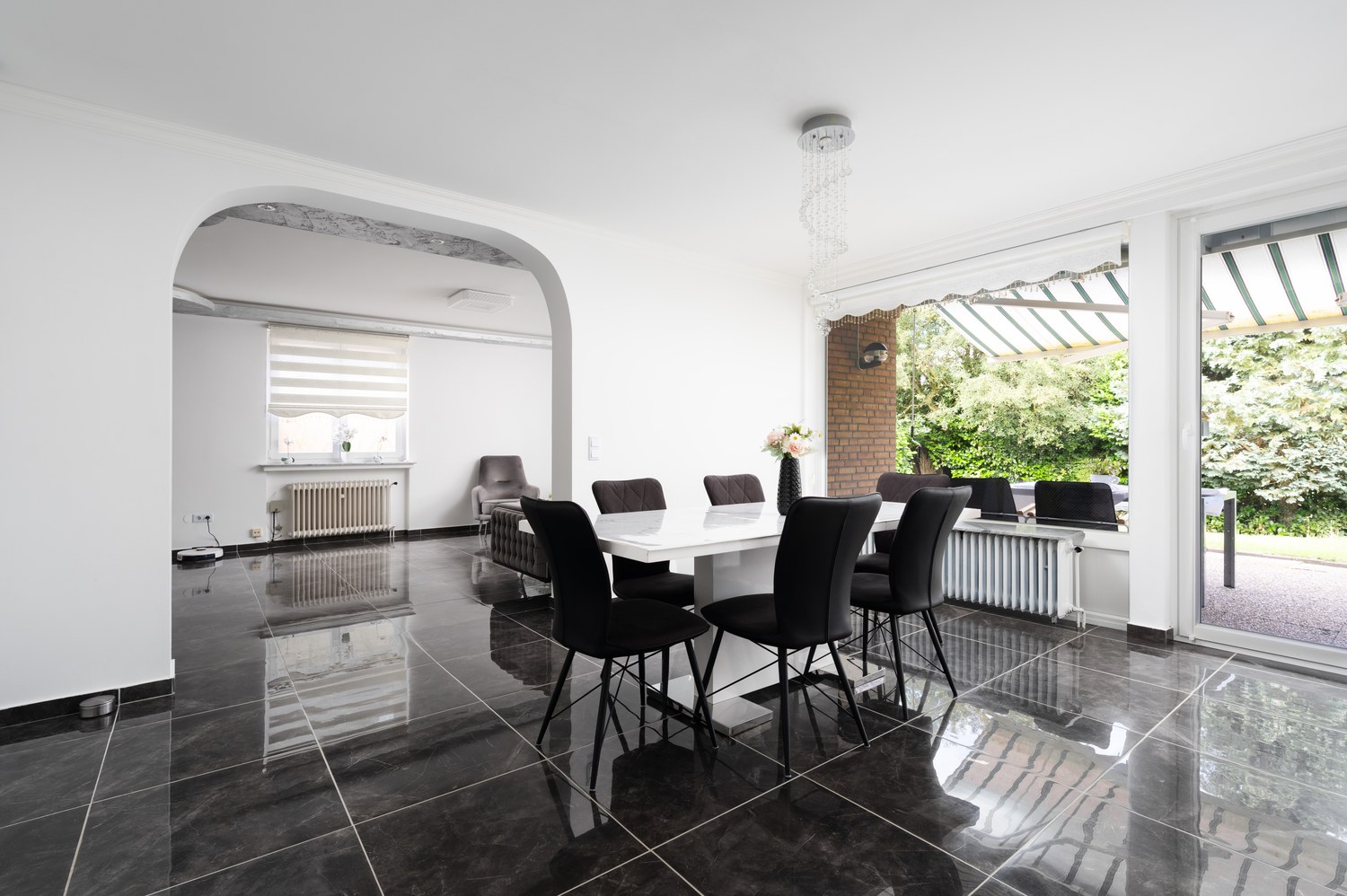 Großzügiges und modernisiertes Ein bis Zweifamilienhaus mit vielseitigen Nutzungsmöglichkeiten — Wohnzimmer