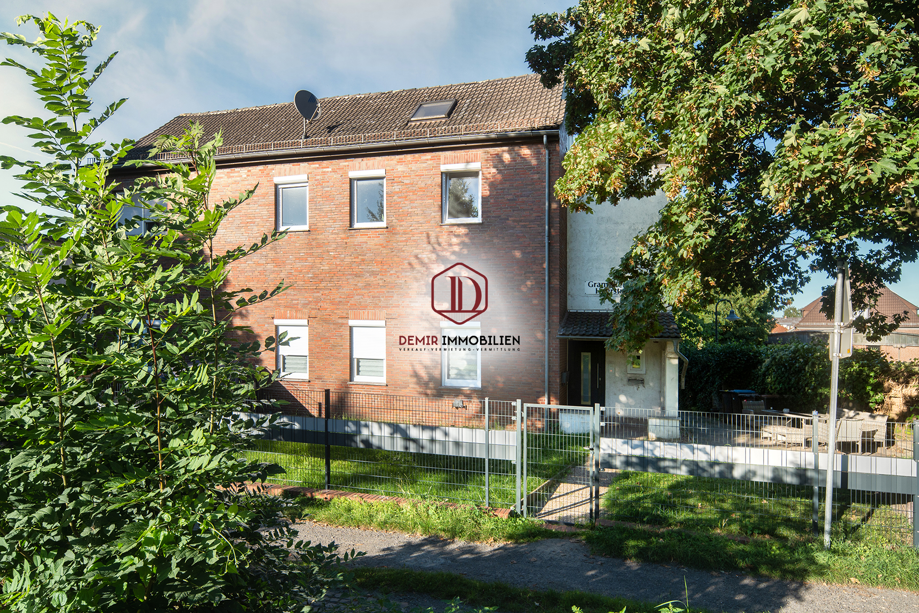 2-Familienhaus mit zusätzlicher Wohneinheit — Titelbild