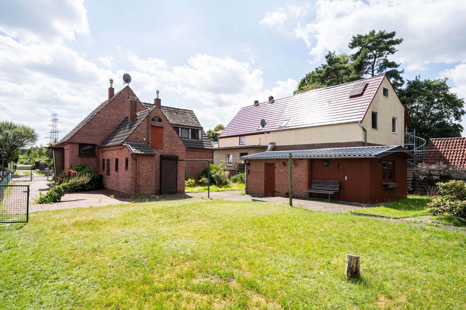 Einfamilienhaus auf einem 943 m² großen Grundstück — Außenaufnahme