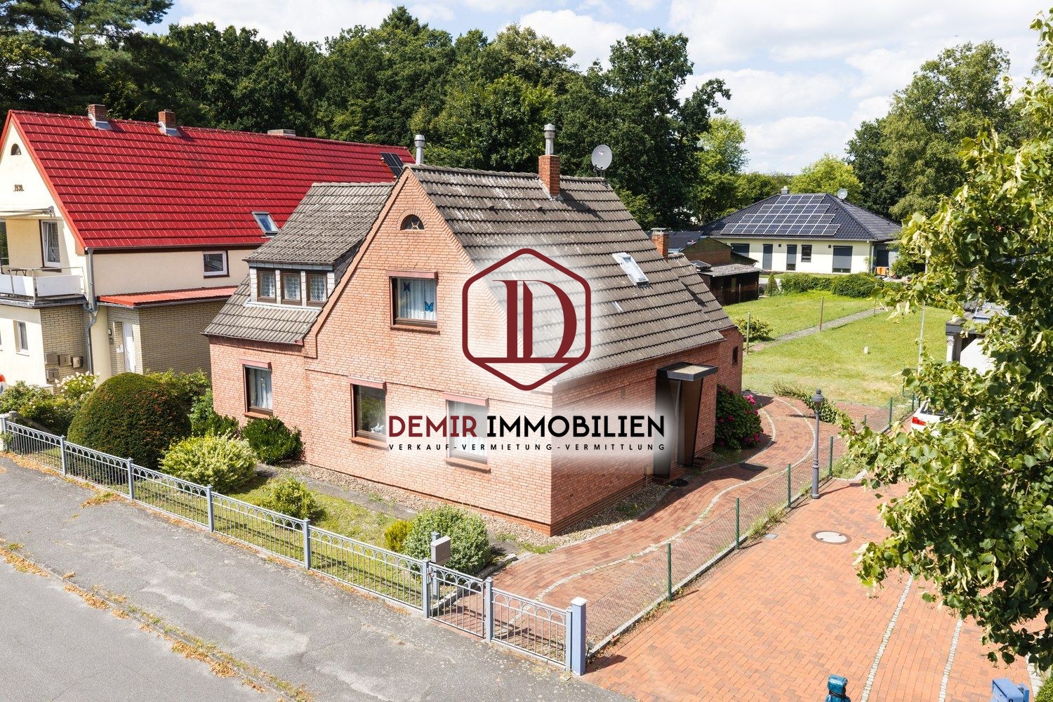 Einfamilienhaus auf einem 943 m² großen Grundstück — Titelbild