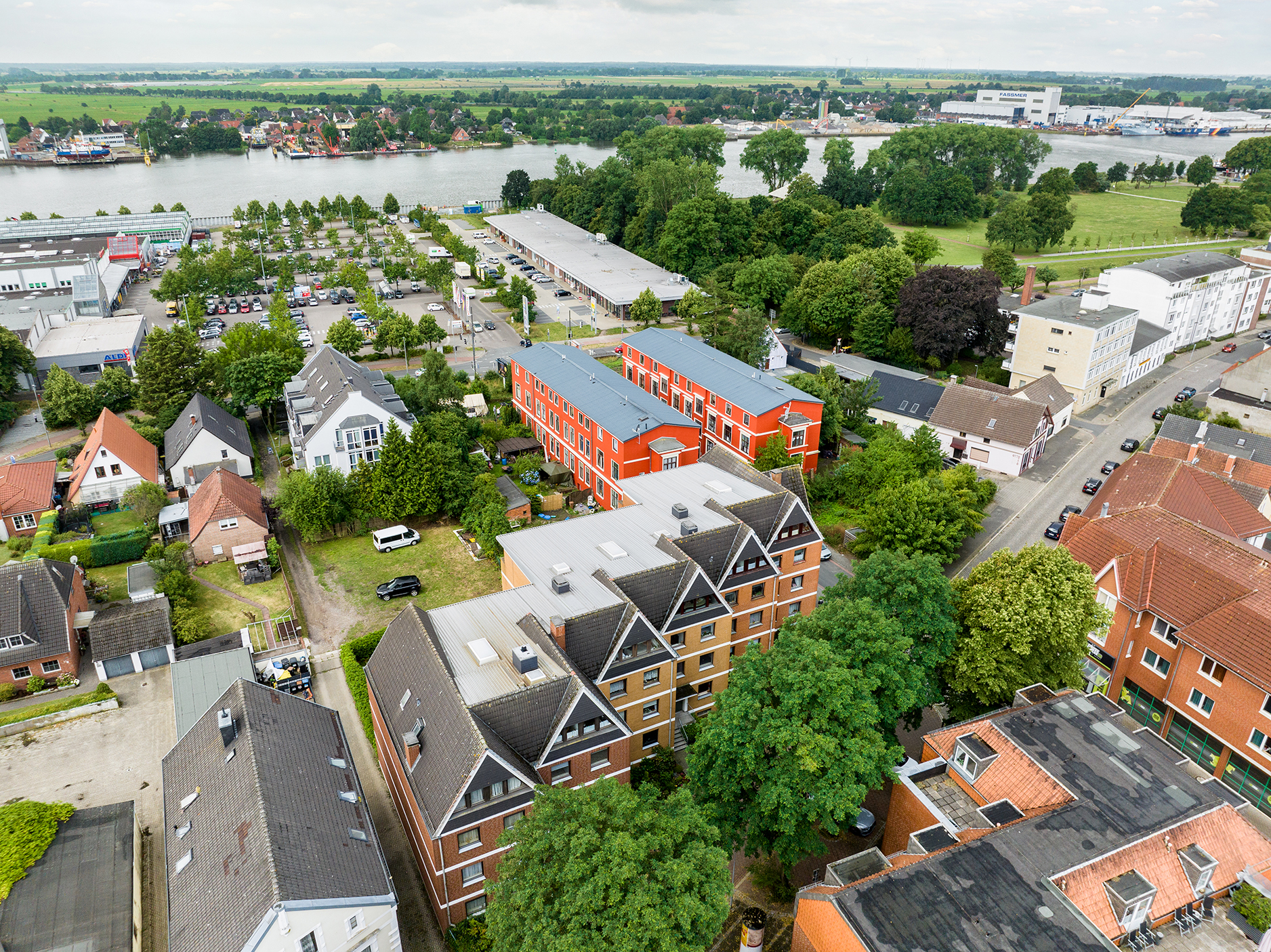 3-Zimmerwohnung mit Fahrstuhl und Garage — Drohnenaufnahme