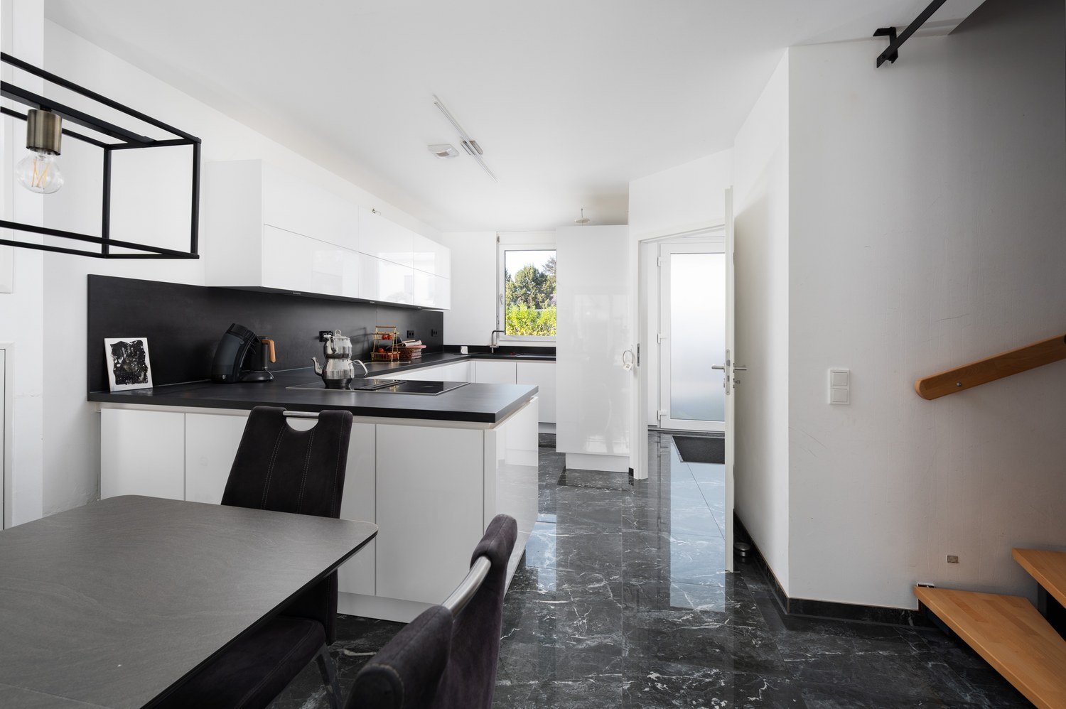 Energieklasse A: Großzügiges 5-Zimmer-Reihenendhaus mit ca. 141 m² Wohnfläche — Küche