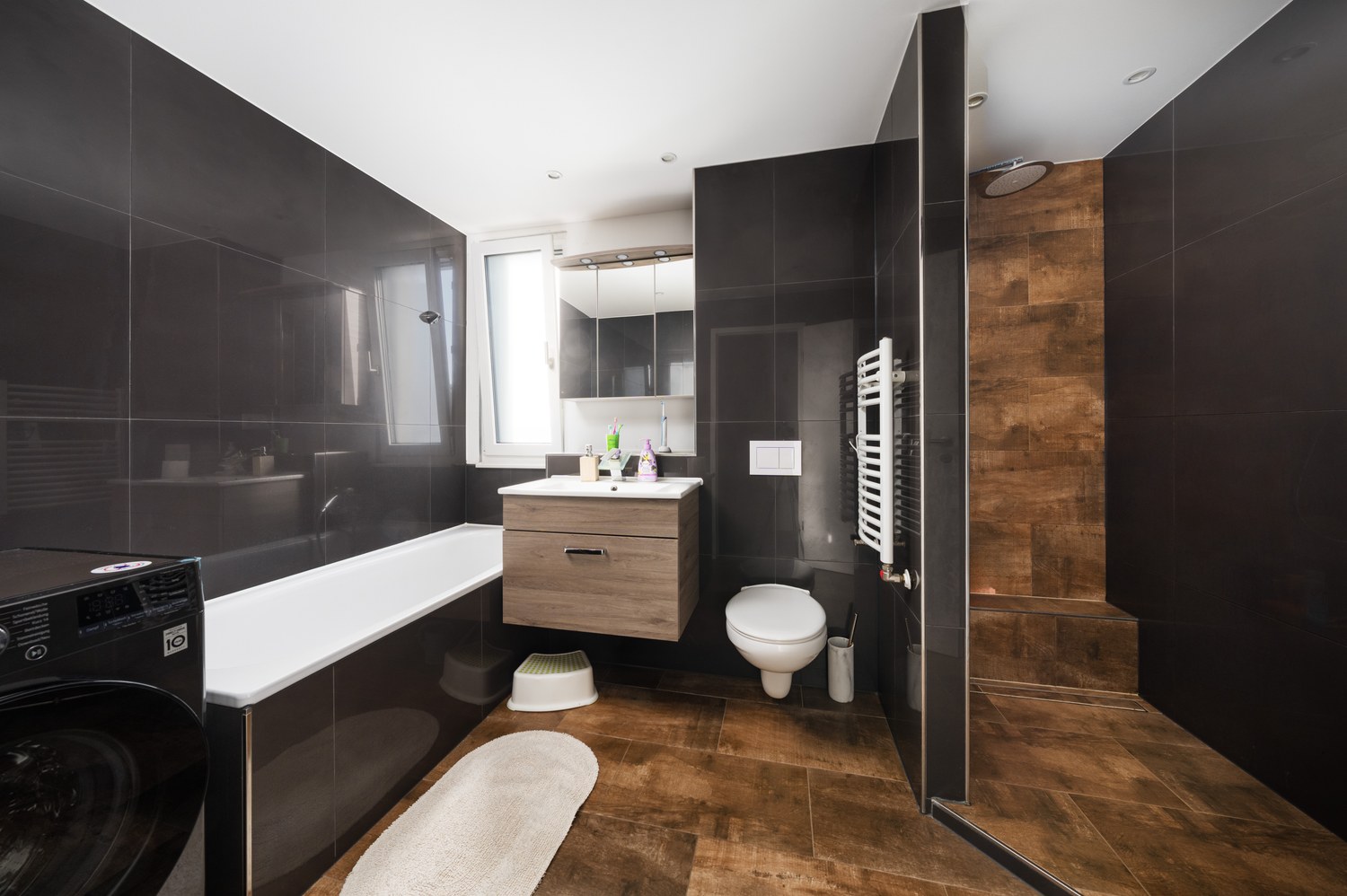 Energieklasse A: Großzügiges 5-Zimmer-Reihenendhaus mit ca. 141 m² Wohnfläche — Badezimmer