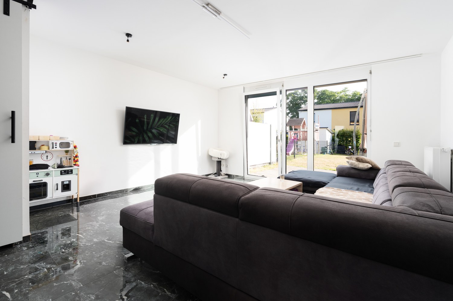 Energieklasse A: Großzügiges 5-Zimmer-Reihenendhaus mit ca. 141 m² Wohnfläche — Wohnzimmer