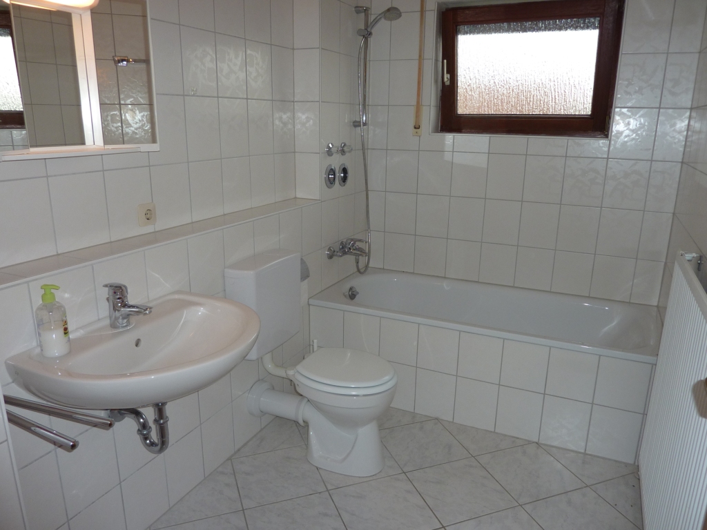 Moderne 3 Zimmer Wohnung mit Balkon in schöner Lage - Photo 4