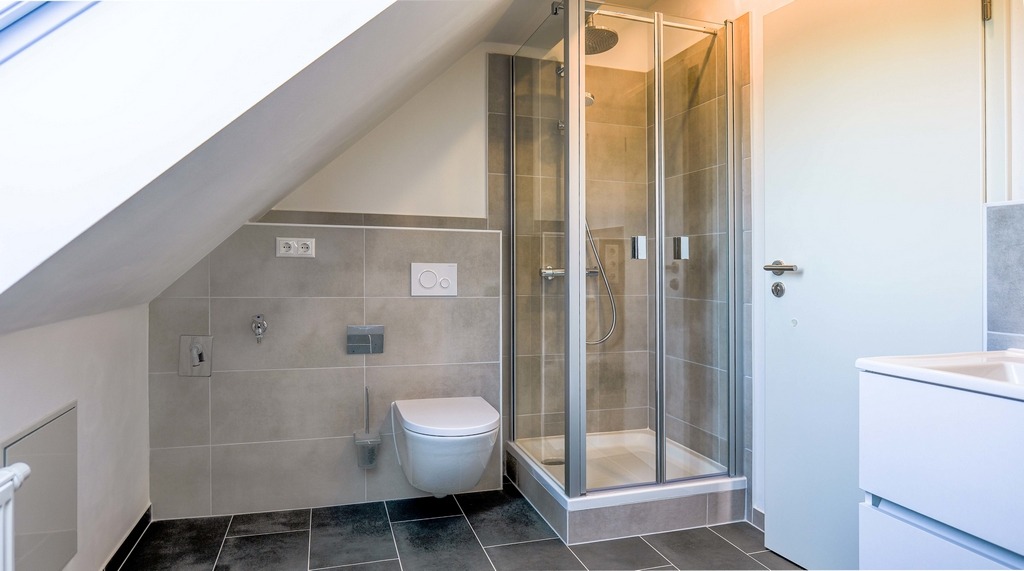 Badezimmer mit Dusche und Badewanne 2