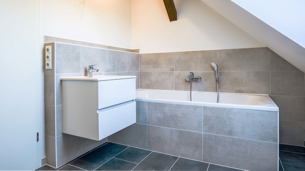Badezimmer mit Dusche und Badewanne