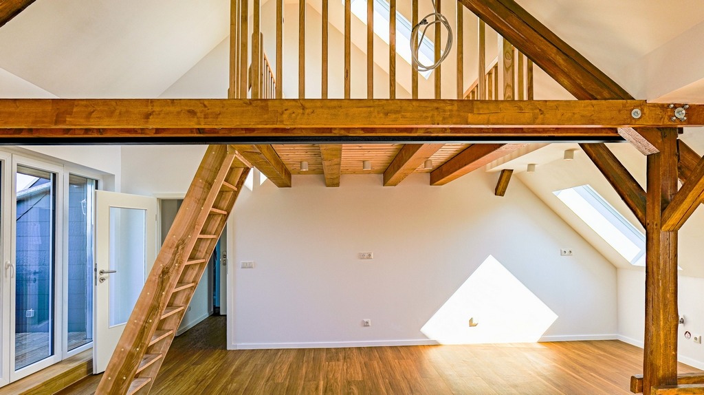 Helles Wohn- und Esszimmer mit zweiter Ebene