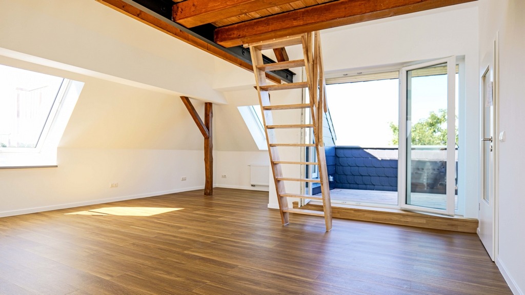 Großzügiges Wohn- und Esszimmer mit Balkonzugang