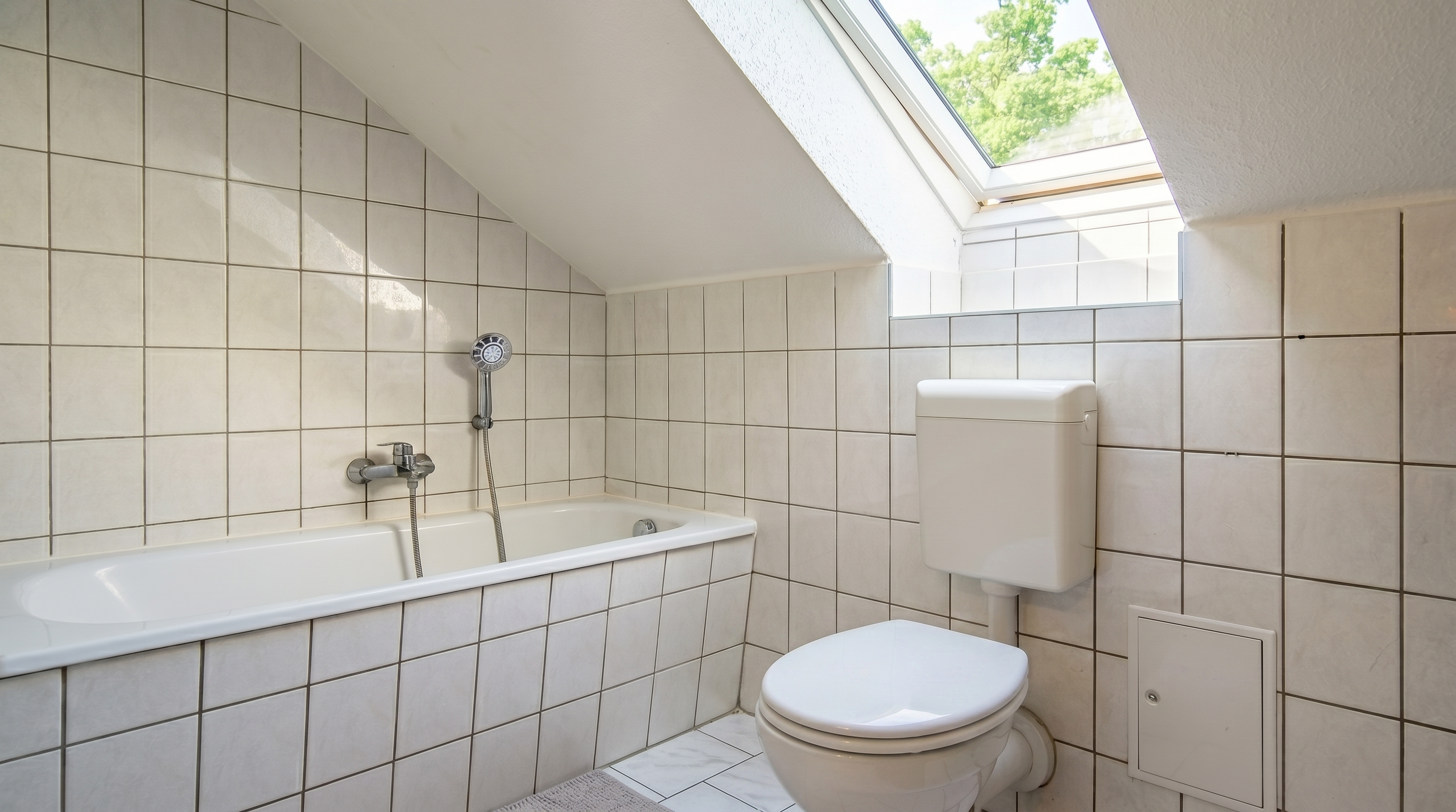 Helles Badezimmer - Virtuell geräumte Darstellung mittels KI. Der tatsächliche Zustand des Raumes kann abweichen.