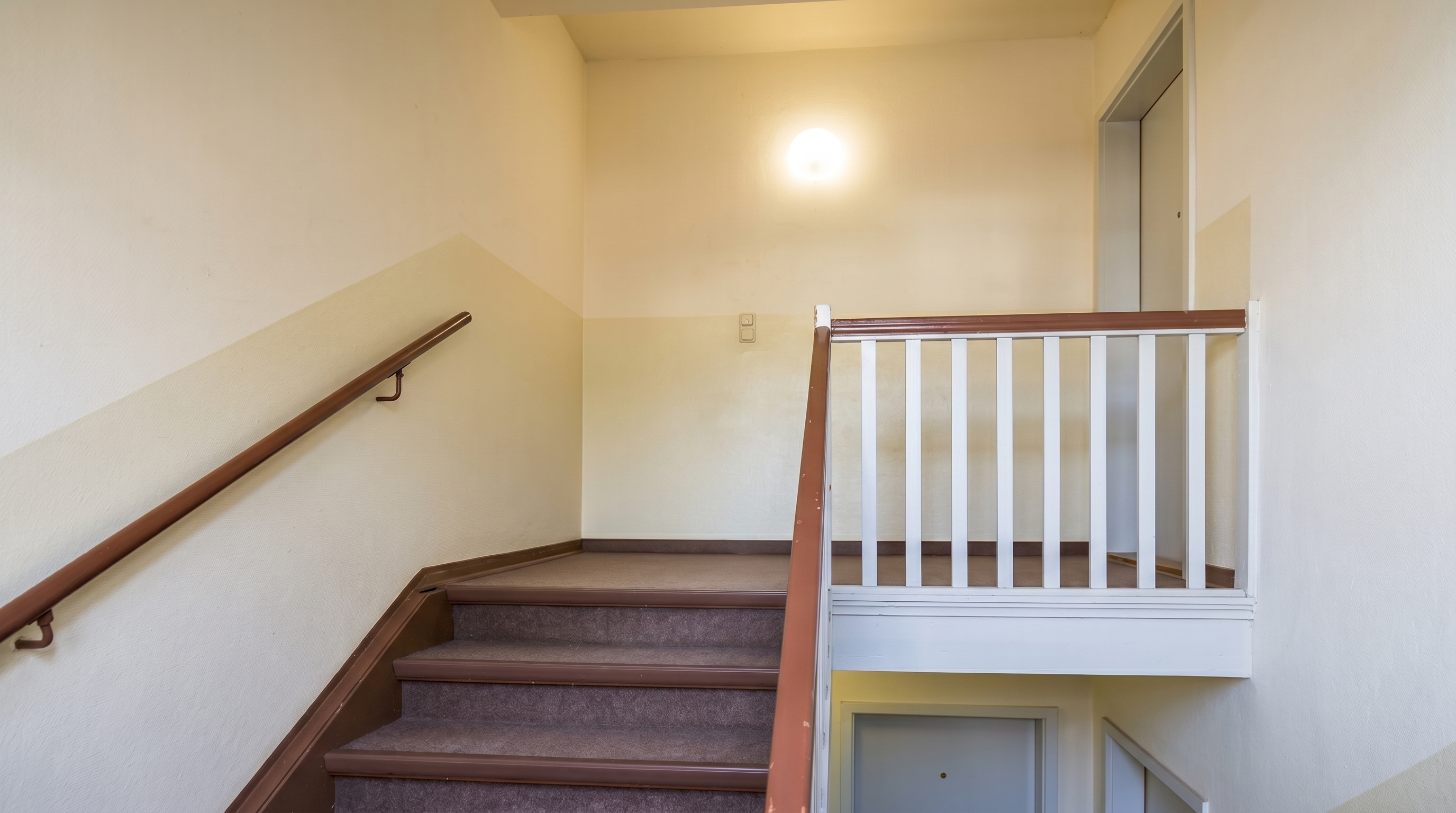 Hausflur Wohnungseingang - Virtuell geräumte Darstellung mittels KI. Der tatsächliche Zustand des Raumes kann abweichen.