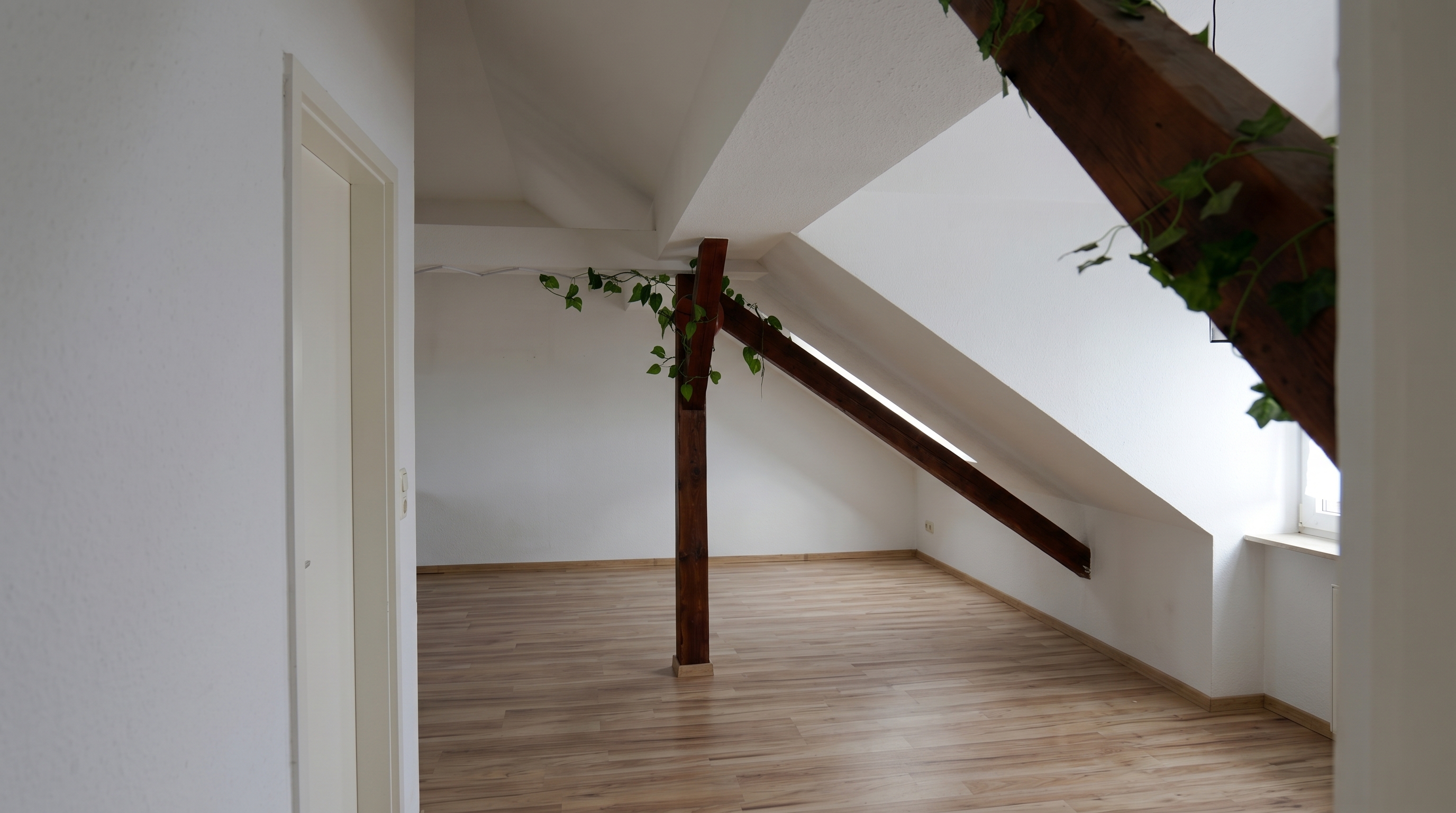 Blick vom Flur in das Wohn- und Esszimmer - Virtuell geräumte Darstellung mittels KI. Der tatsächliche Zustand des Raumes kann abweichen.