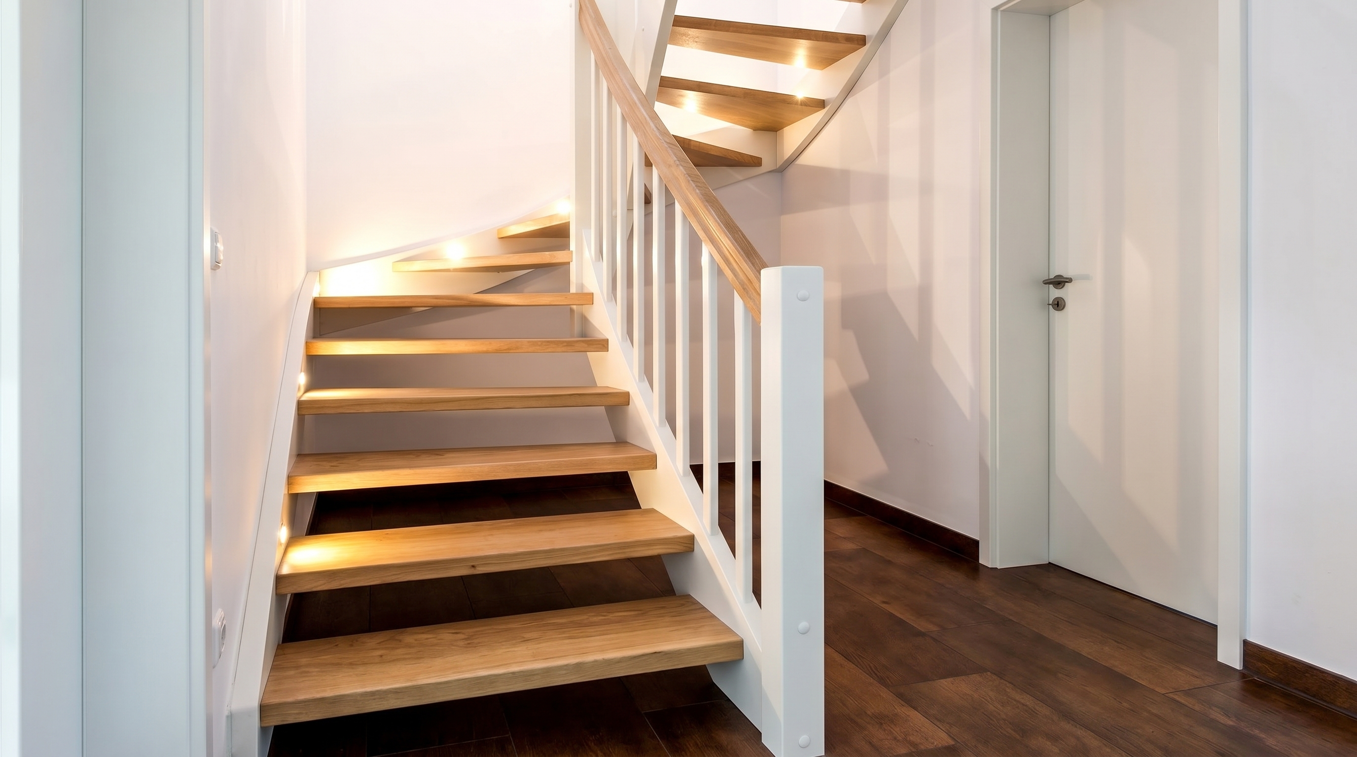 05 Moderne, beleuchtete Treppe