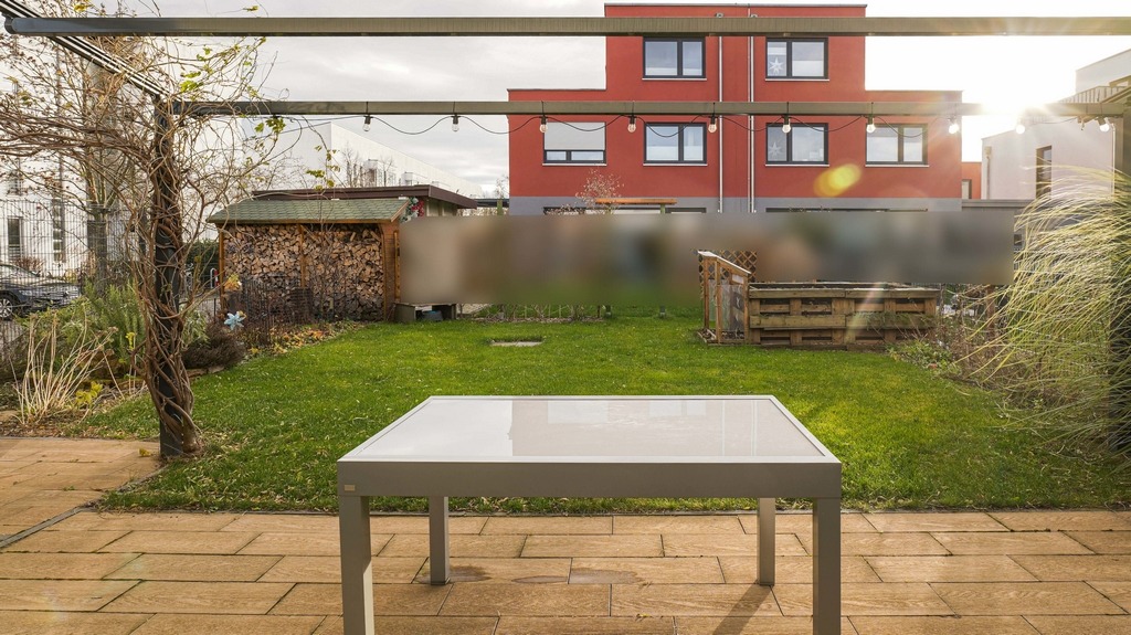 Blick von der Terrasse in den Garten