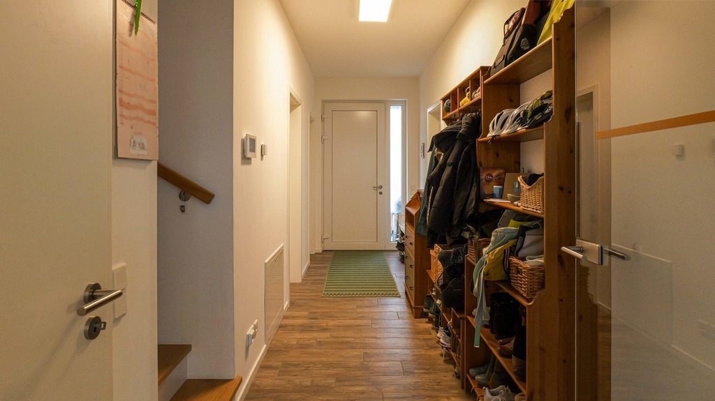 Blick vom Wohnzimmer in den Hausflur