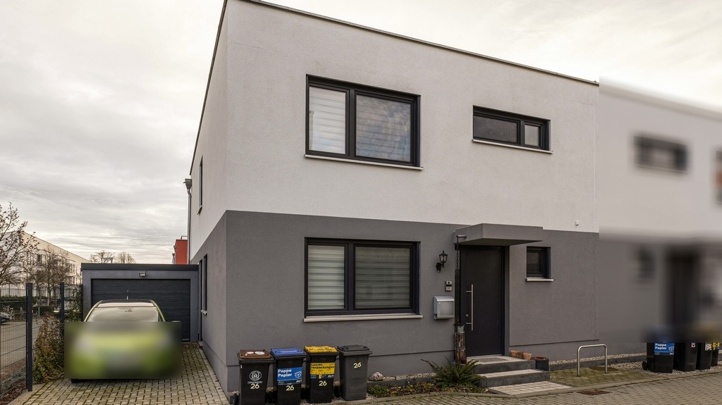 Hauseingang mit Einfahrt und Garage