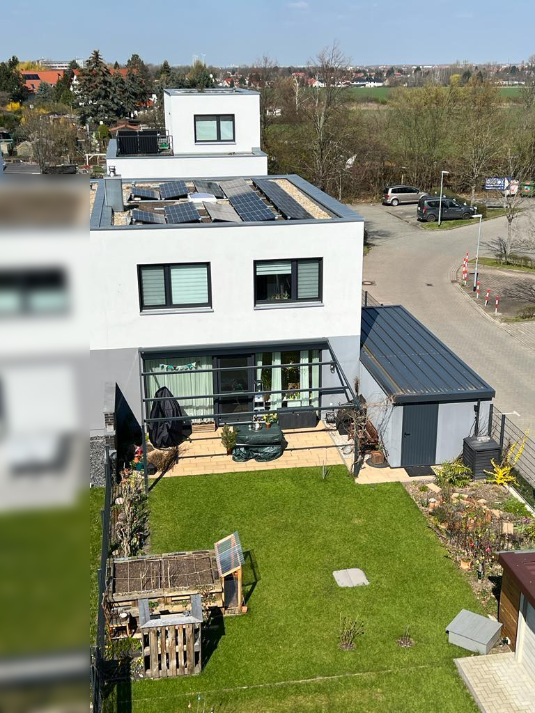 Blick auf das Grundstück - Photovoltaik auf dem Dach