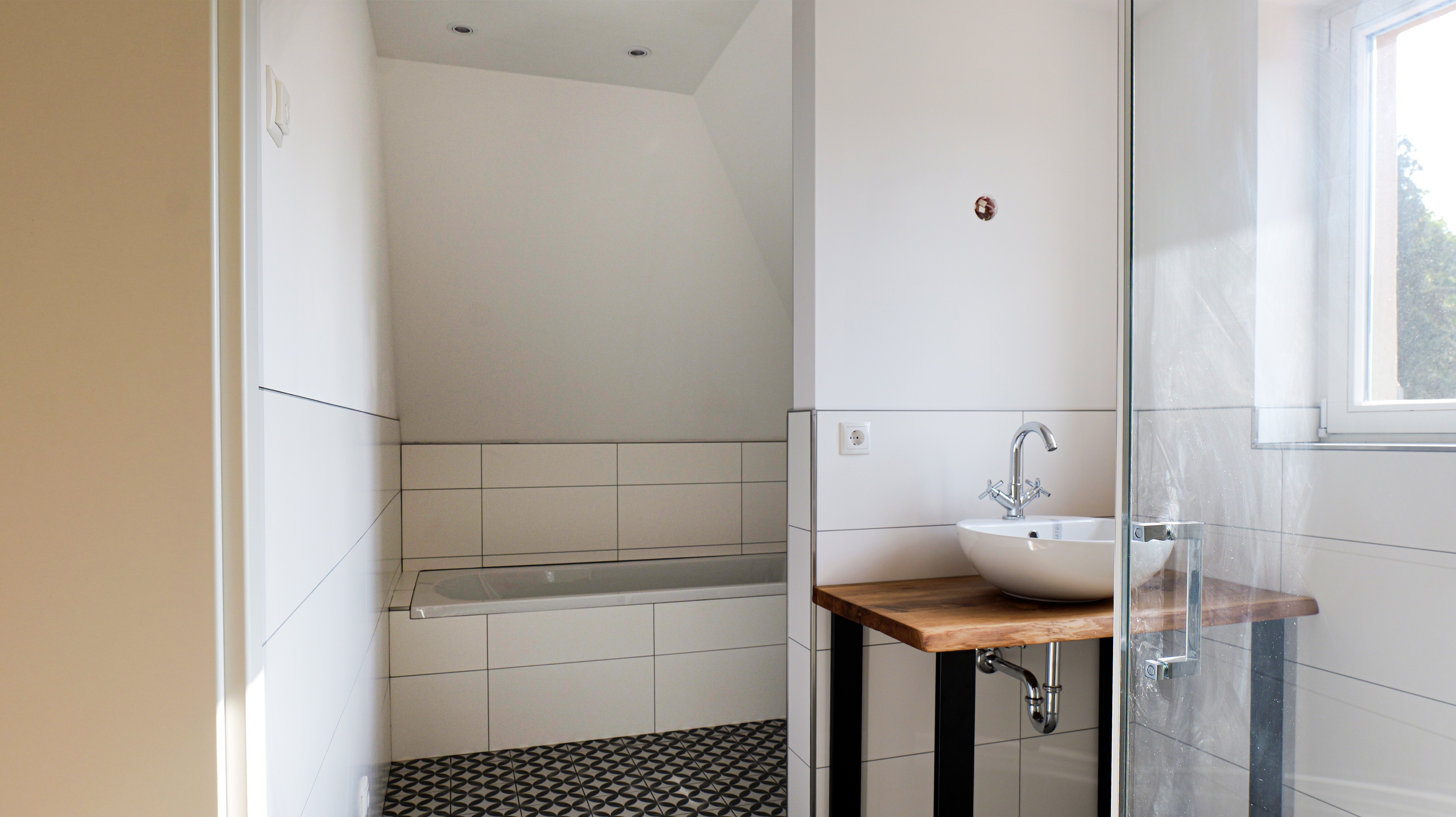 Bad mit Charakter – edle Fliesen, Echtholz und moderne Ausstattung in perfekter Harmonie.