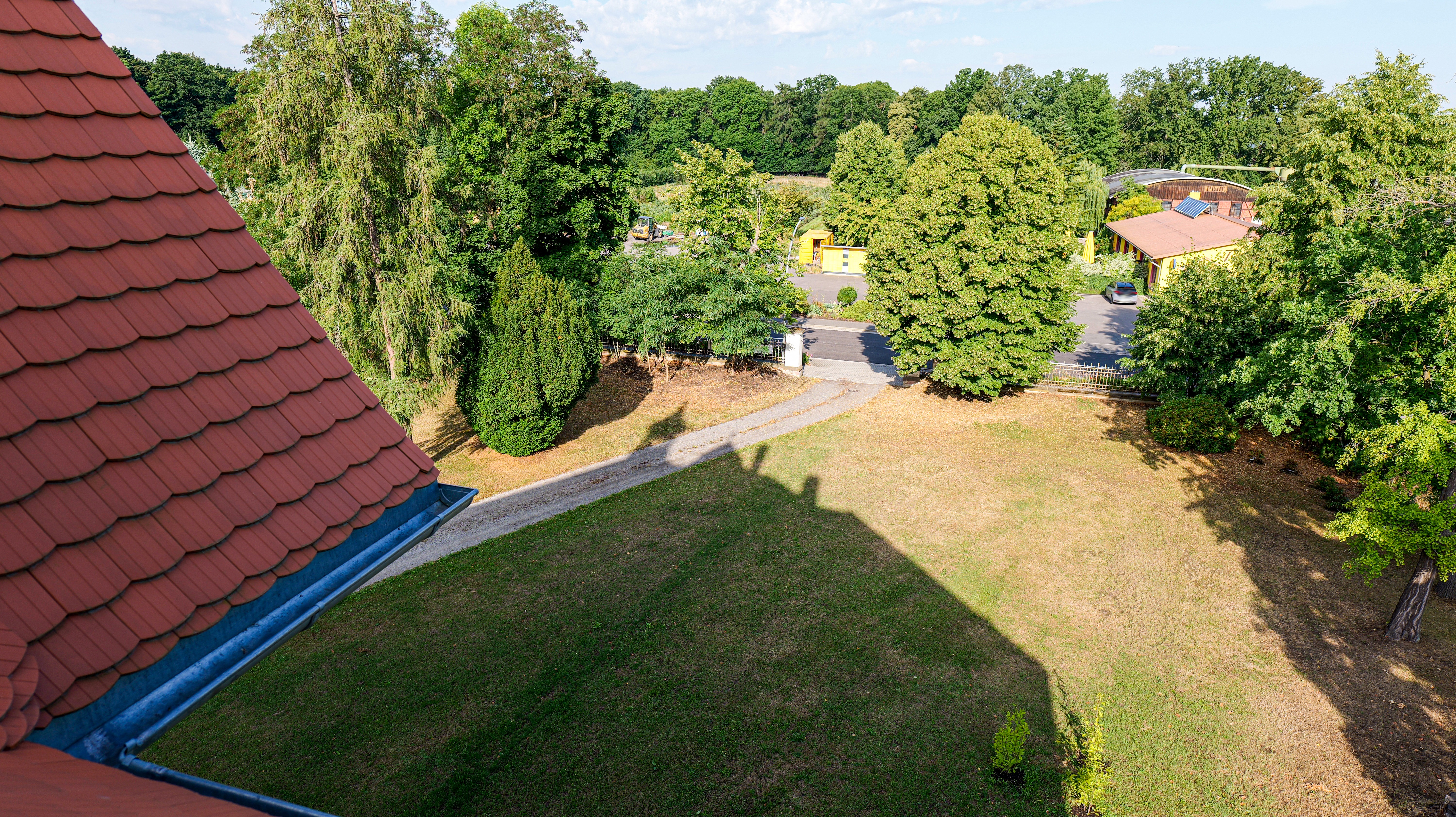 Grüne Oase rund ums Haus – der parkähnliche Garten lädt zum Verweilen, Träumen und Durchatmen ein.