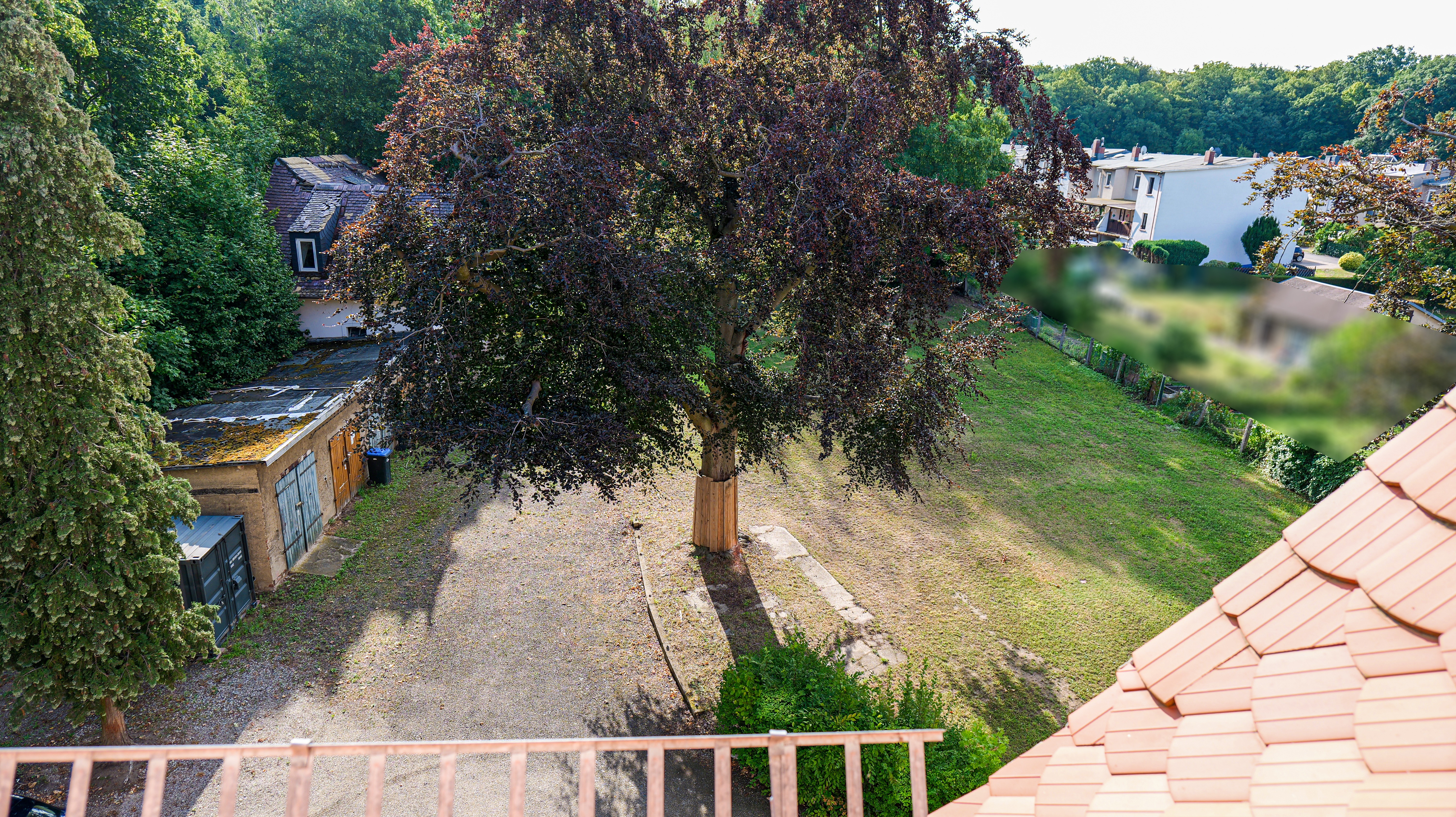 Grüne Oase rund ums Haus – der parkähnliche Garten lädt zum Verweilen, Träumen und Durchatmen ein.