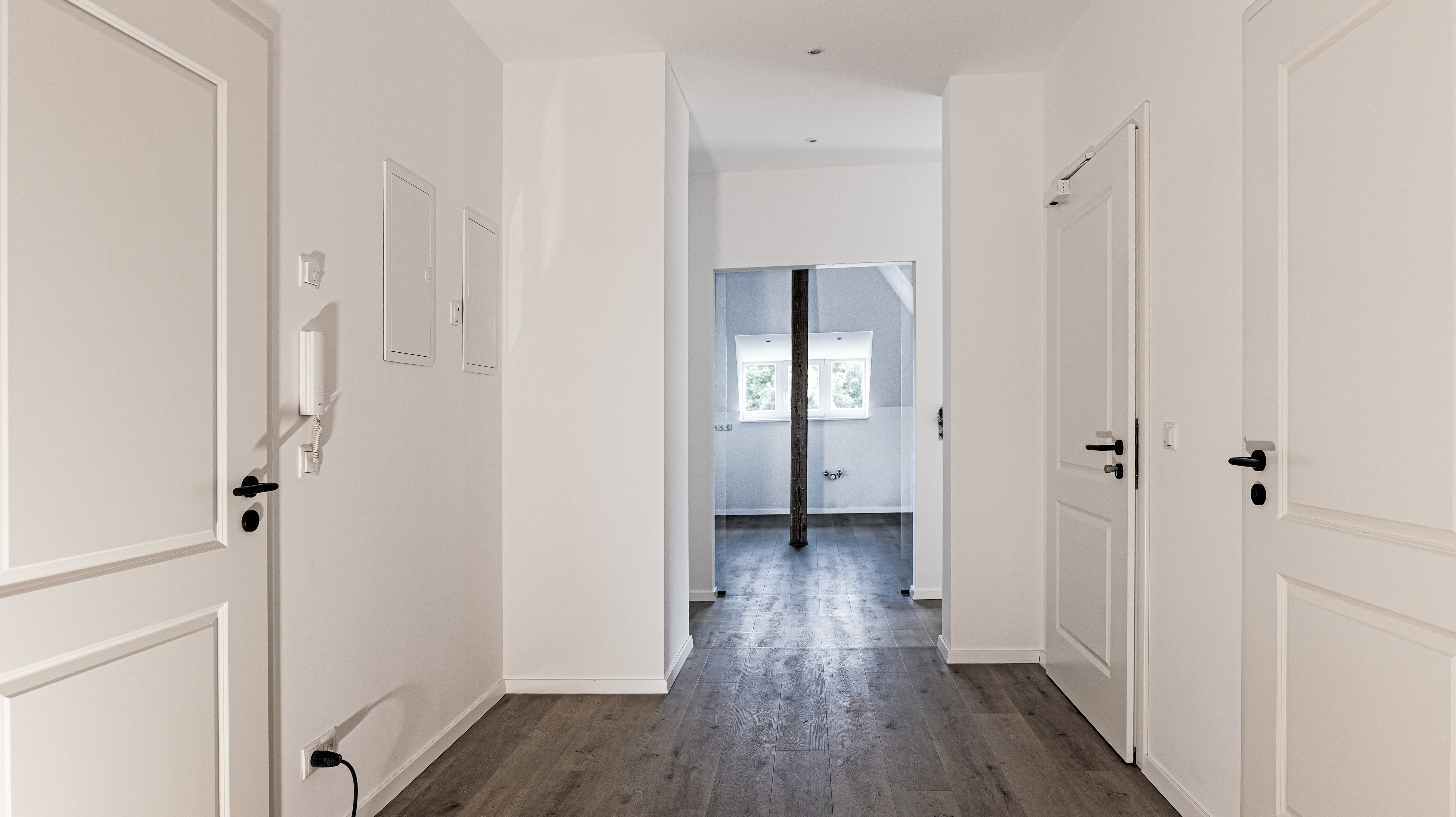 Willkommen zuhause – der weitläufige Flur verbindet Großzügigkeit mit stilvoller Wohnatmosphäre.
