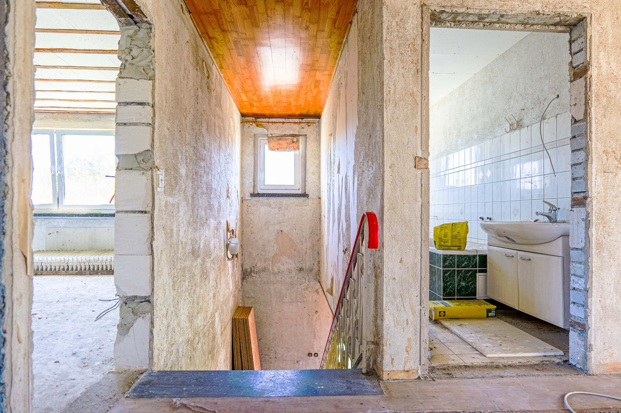 Blick aus dem Flur in Bad und Wohnzimmer