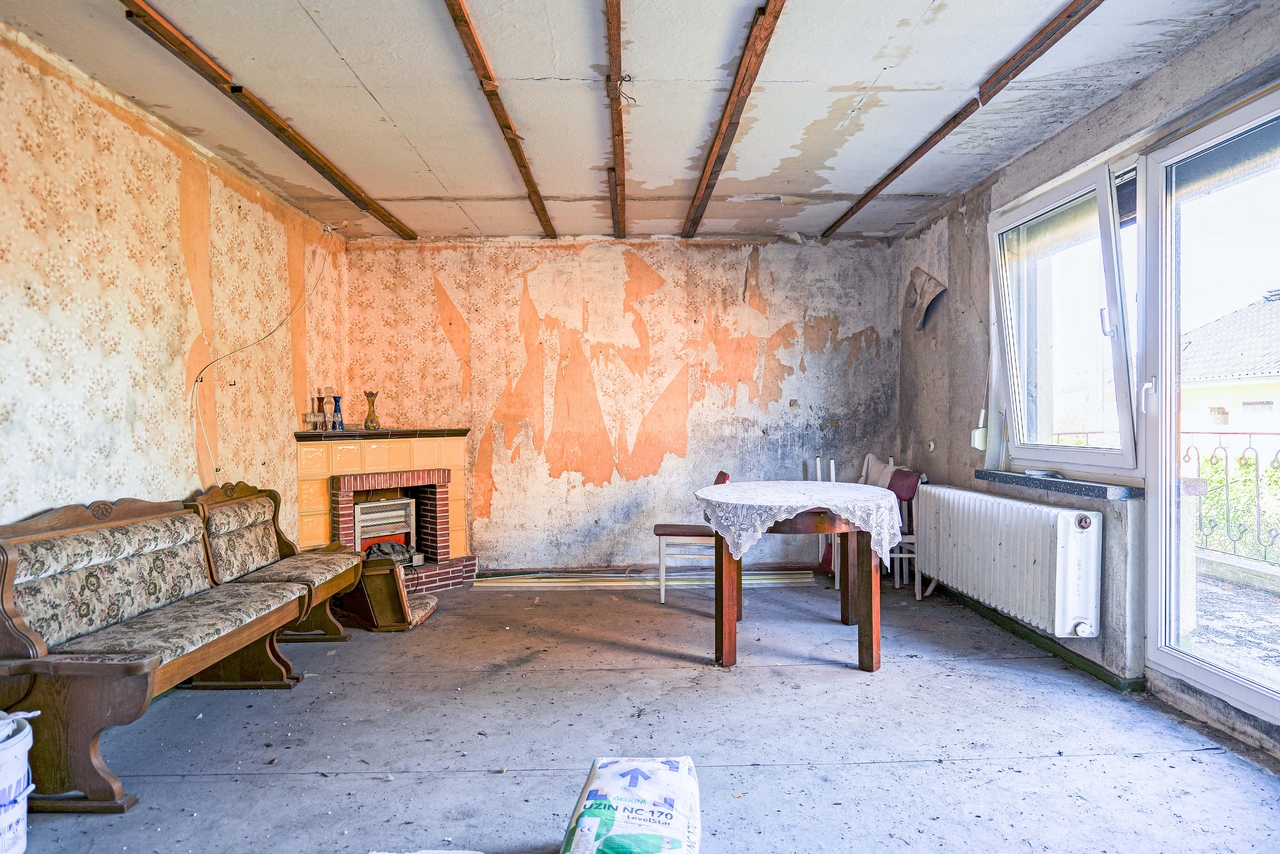 Helles Wohn- Esszimmer mit Zugang zum Balkon