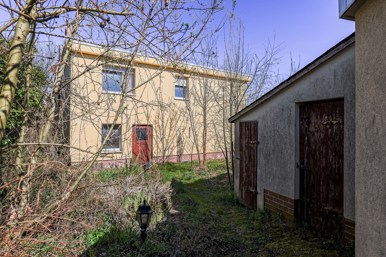 Seitenansicht auf das Haus von den Nebengebäuden aus gesehen