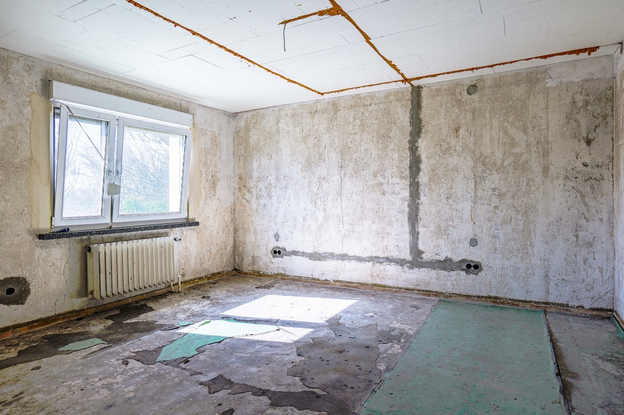 Helles Schlafzimmer mit Blick in den Garten