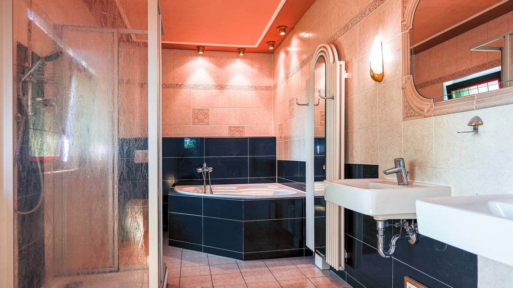 11 Geräumiges Badezimmer 1