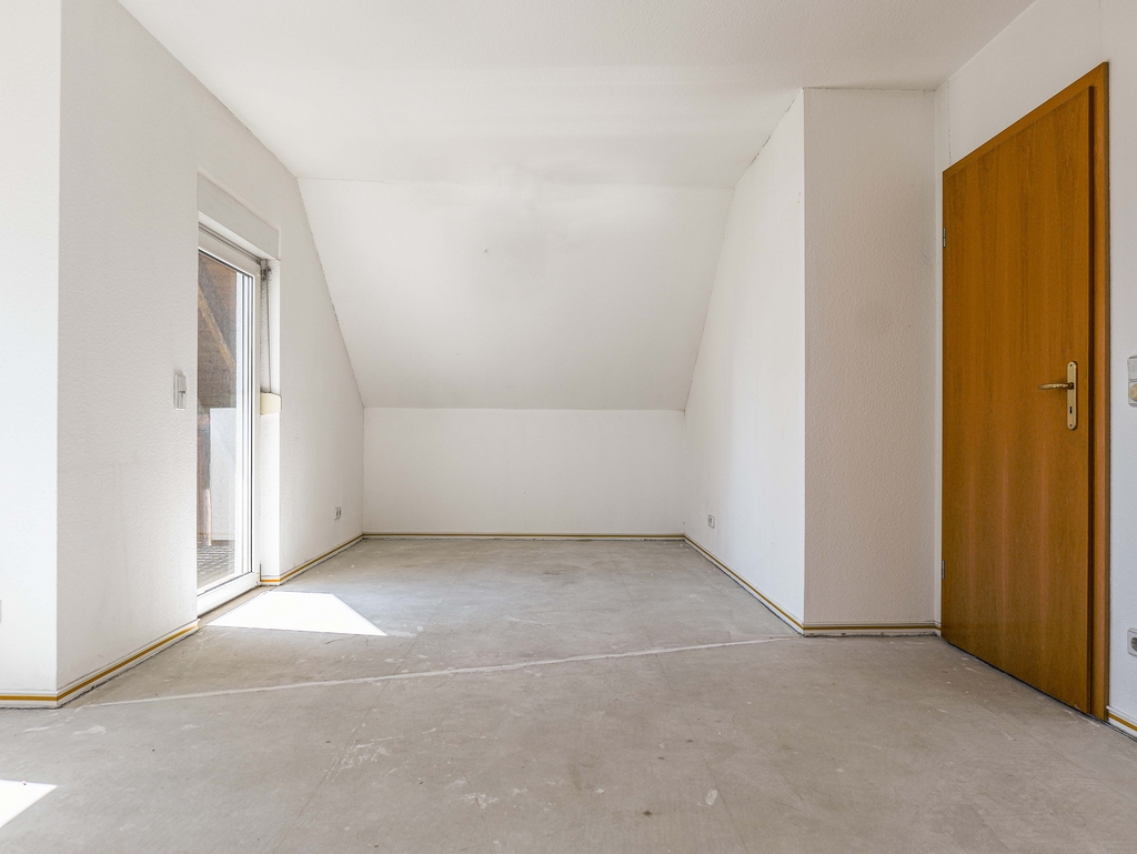 Helles Schlafzimmer mit Balkon