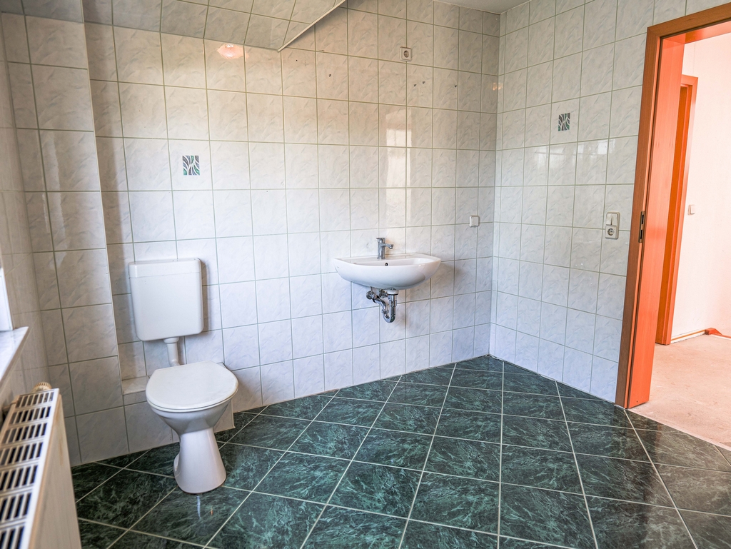 Großes, helles Badezimmer