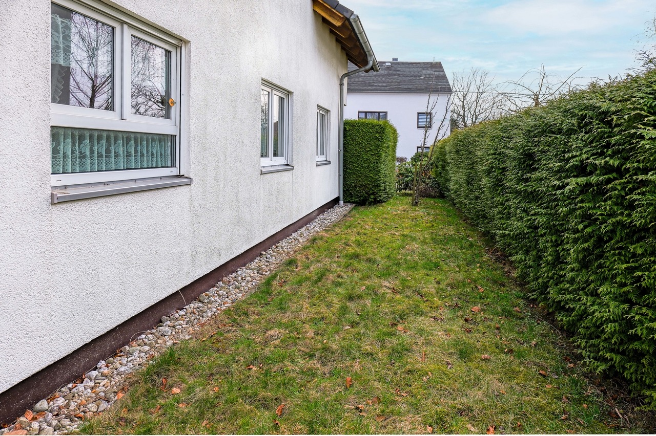 Blick auf Küchenfenster und 2 Wohnzimmerfenster