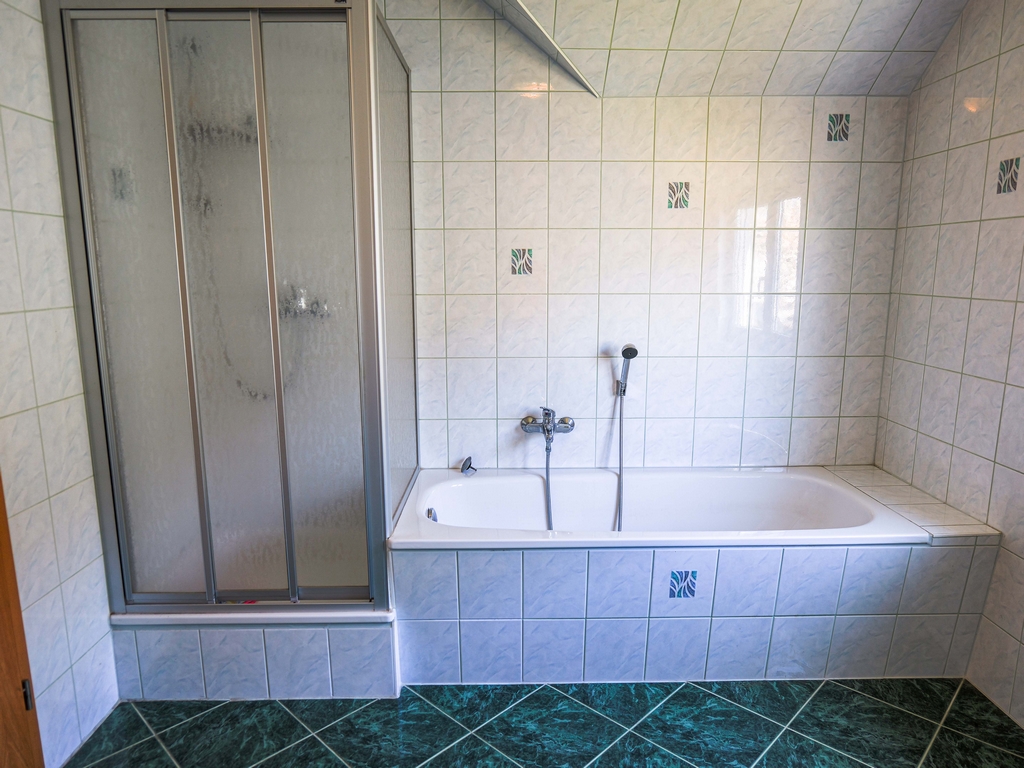 Wanne und Dusche im Badezimmer
